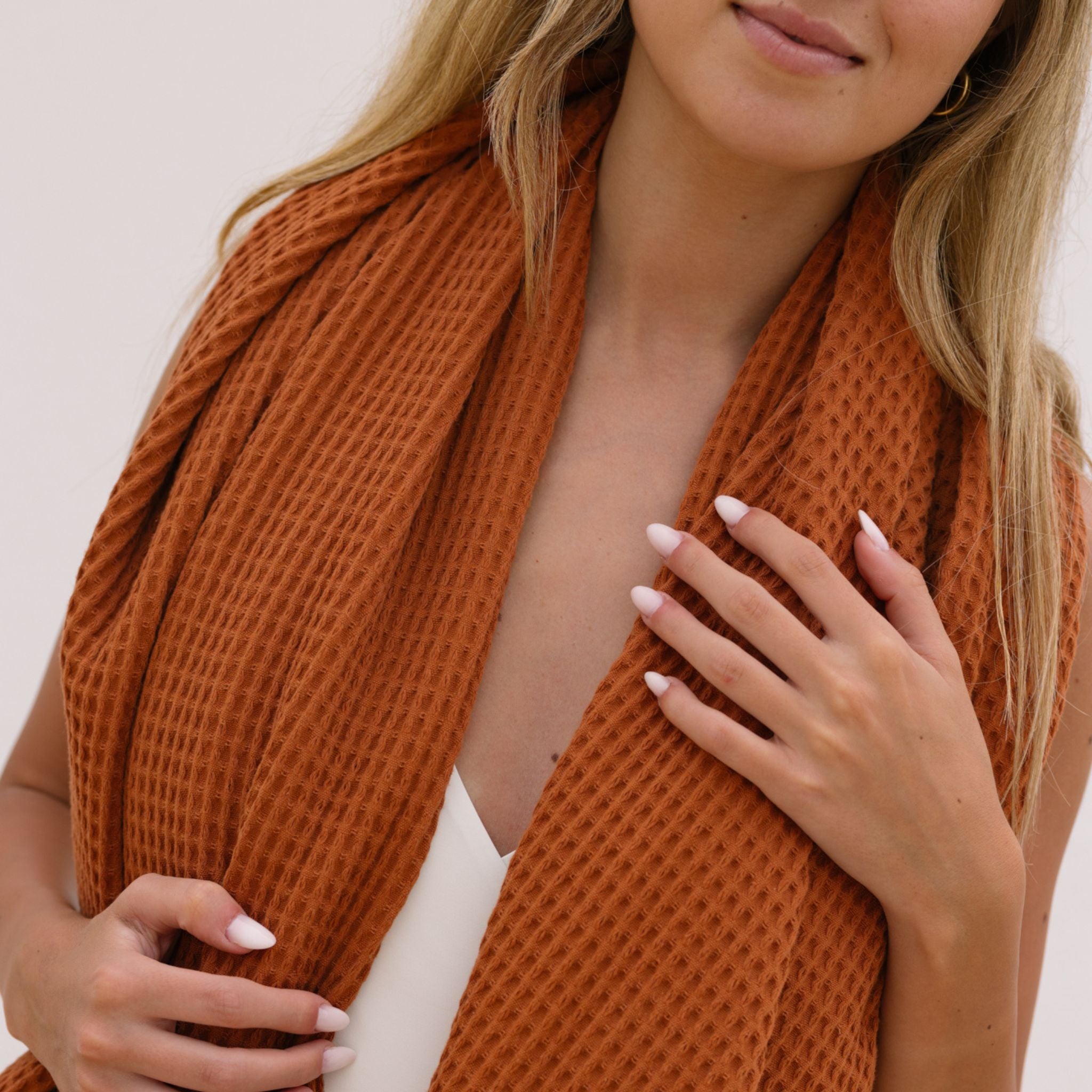 torres-novas-beach-santana-waffle-towel-terracotta-lifestyle-2.jpg