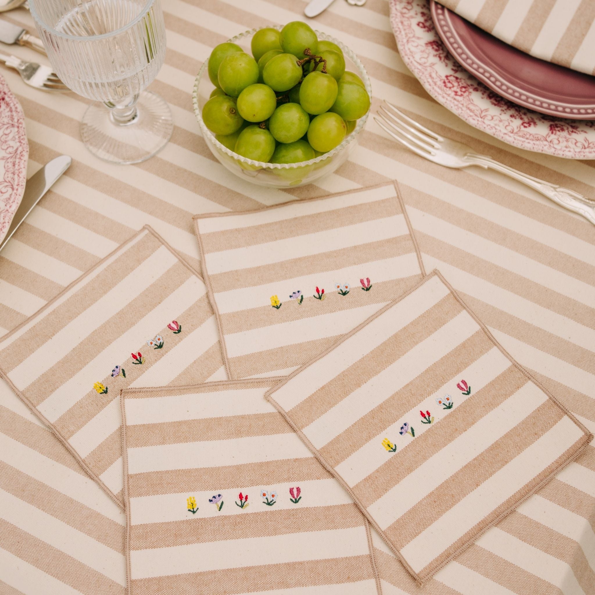 Barra napkin with flower embroidery