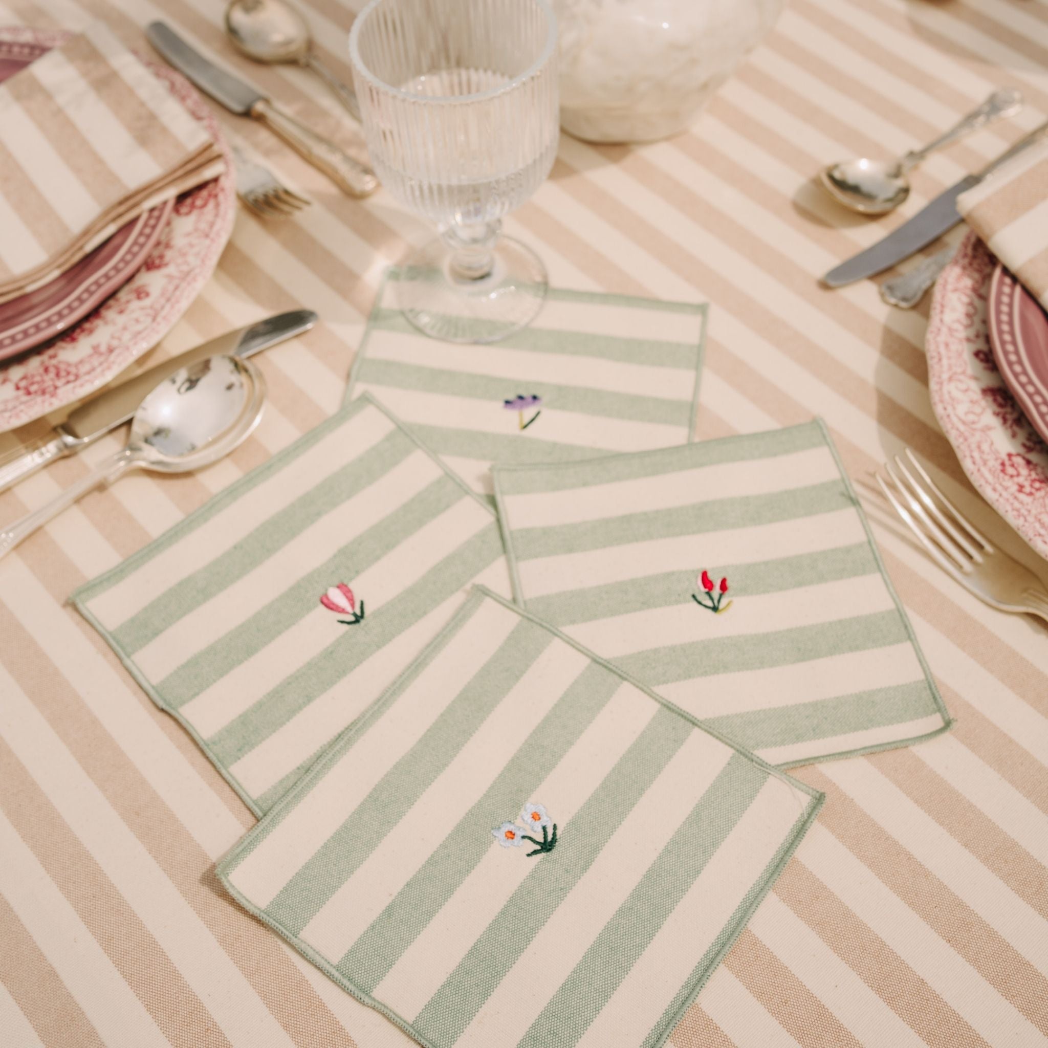 Barra napkin with flower embroidery