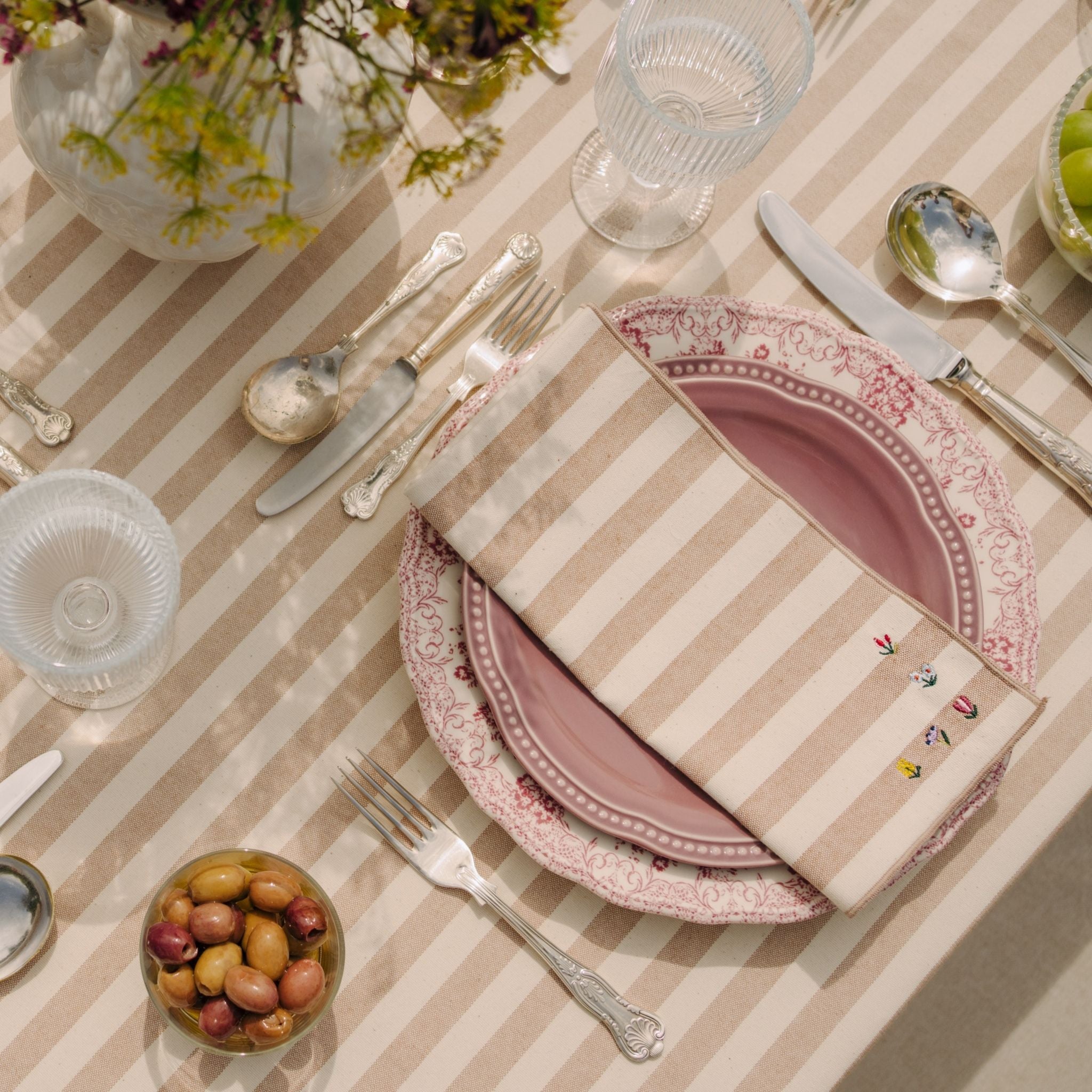 Barra napkin with flower embroidery