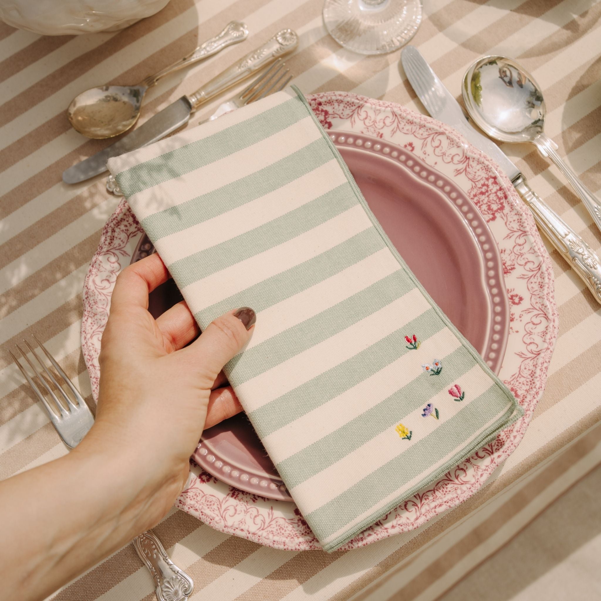 Barra napkin with flower embroidery
