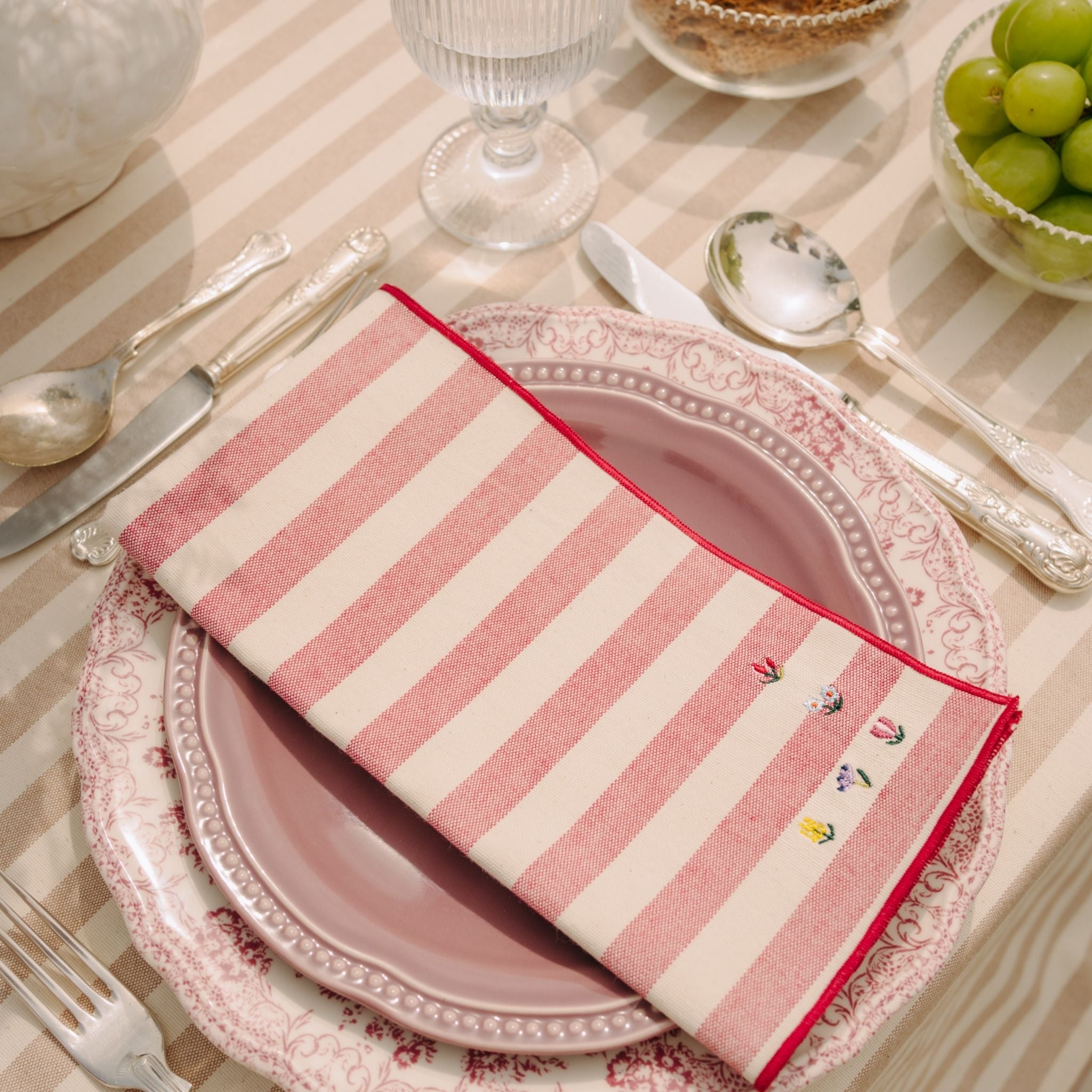 Barra napkin with flower embroidery