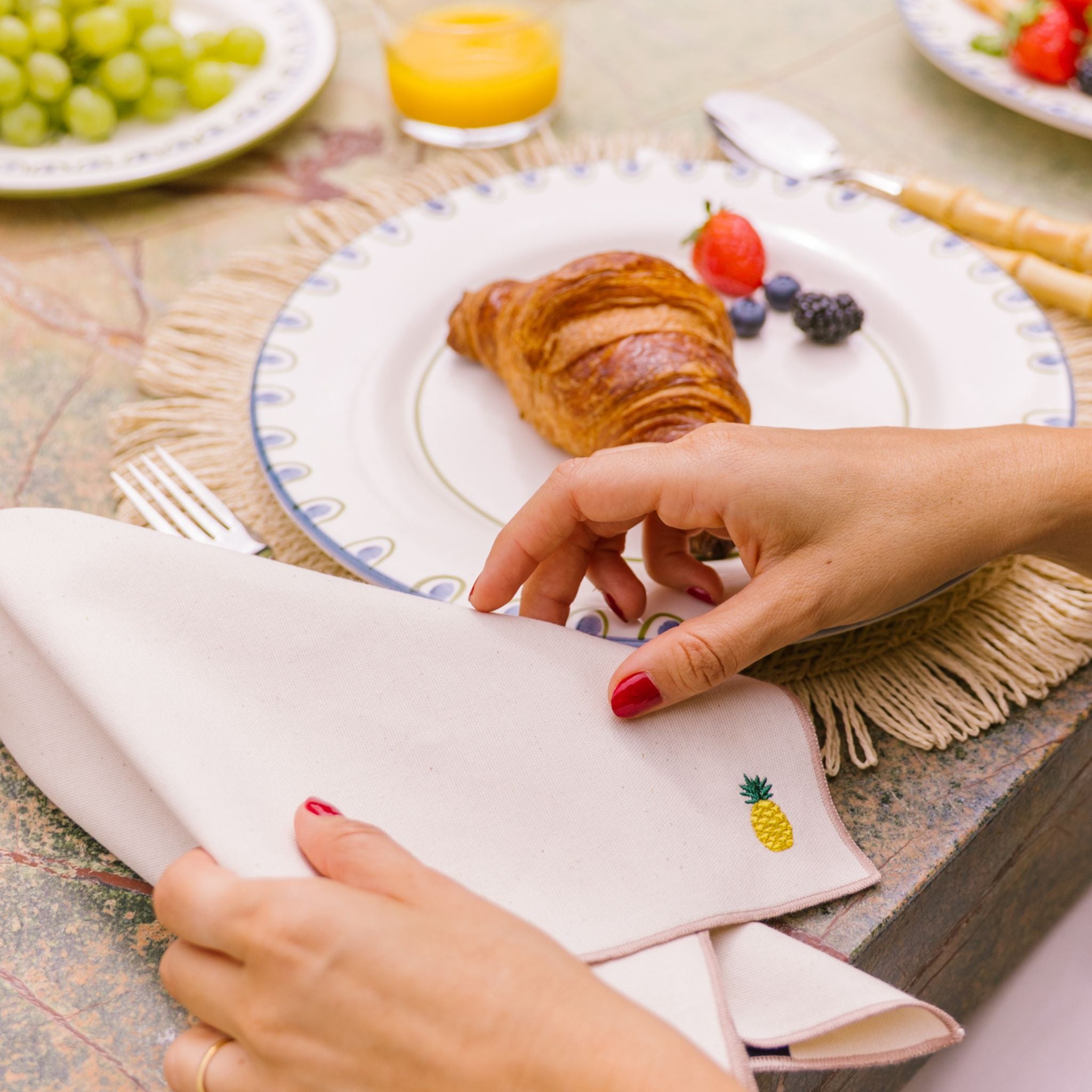 Ecru Nazaré napkins with fruit embroidery