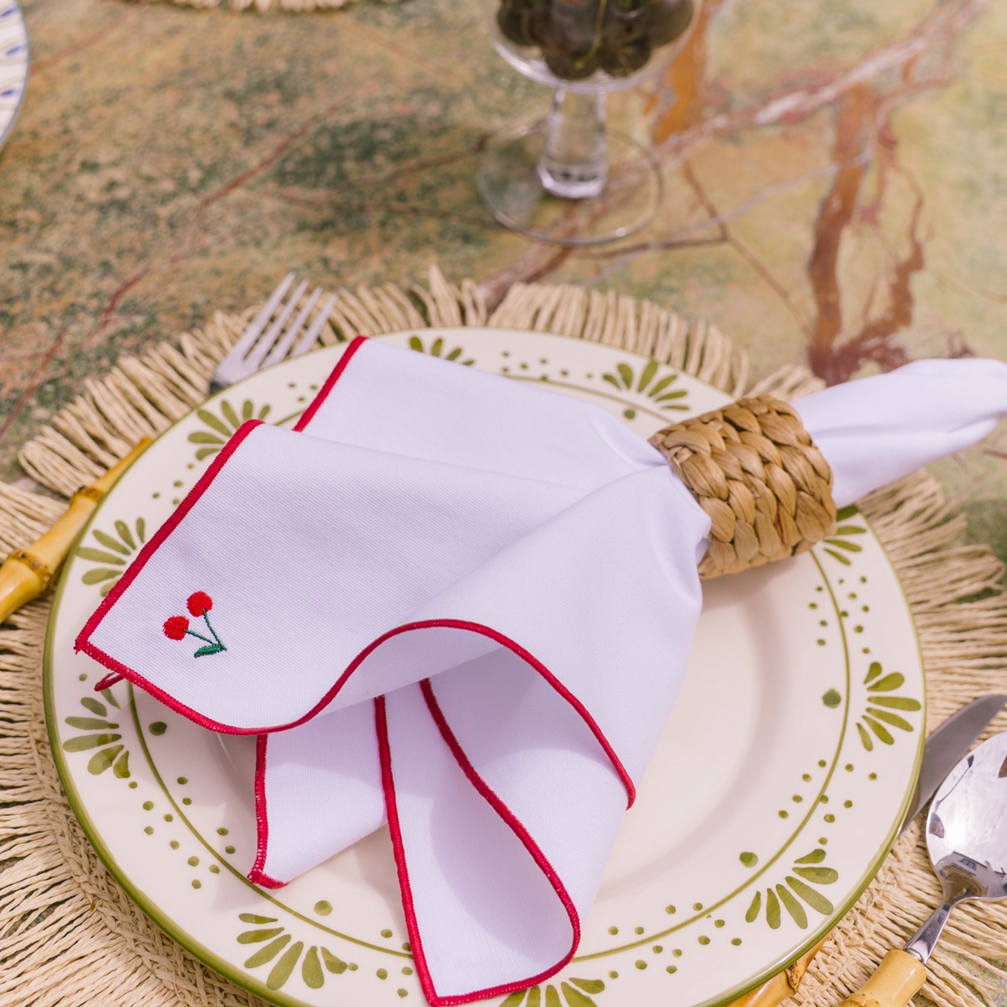 White Nazaré napkins with fruit embroidery