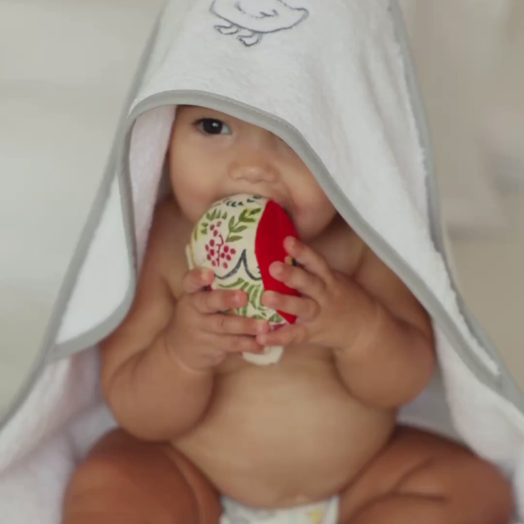 Serviette pour bébé Mira avec broderie