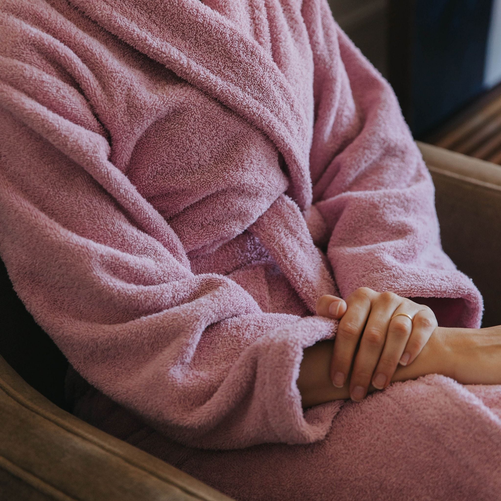 torres-novas-bath-bathrobes-plain-adult-old-pink-lifestyle-4.jpg