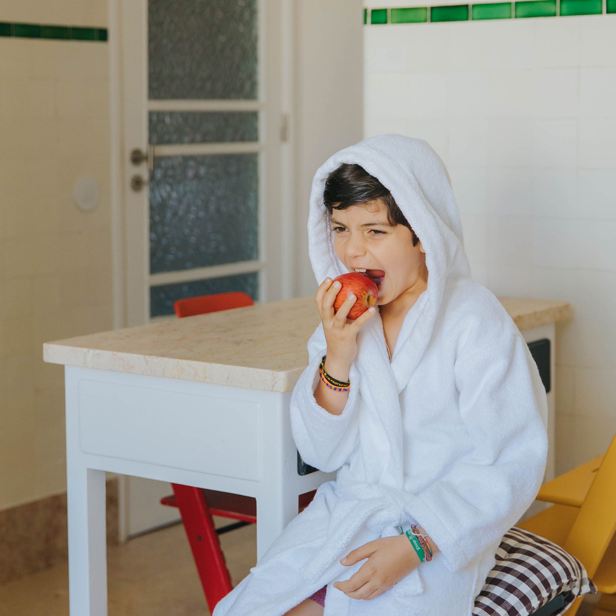 torres-novas-bath-bathrobes-plain-kids-white-lifestyle-5.jpg