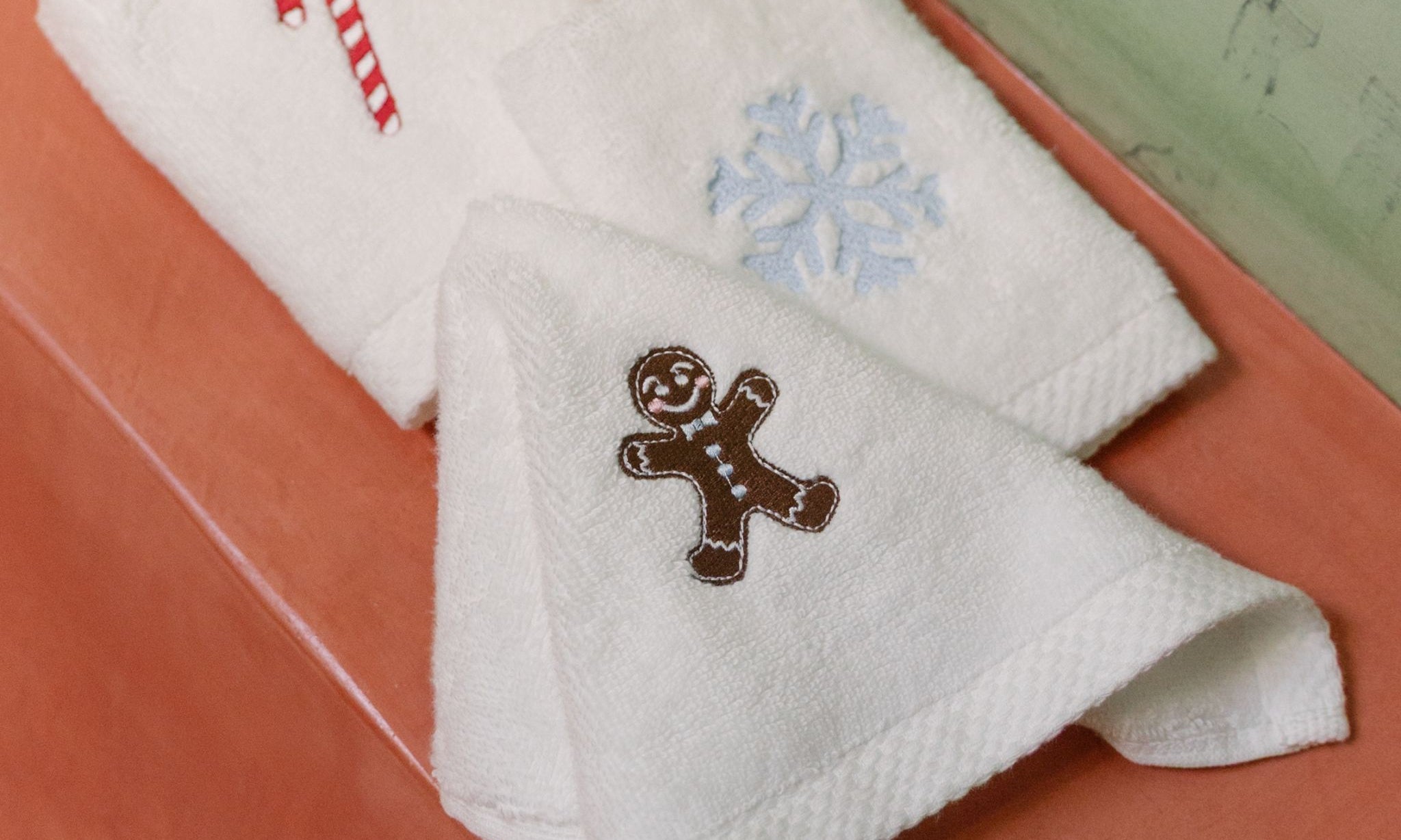 torres-novas-bath-luxus-embroidery-christmas-face-towel-white-lifestyle-22.jpg