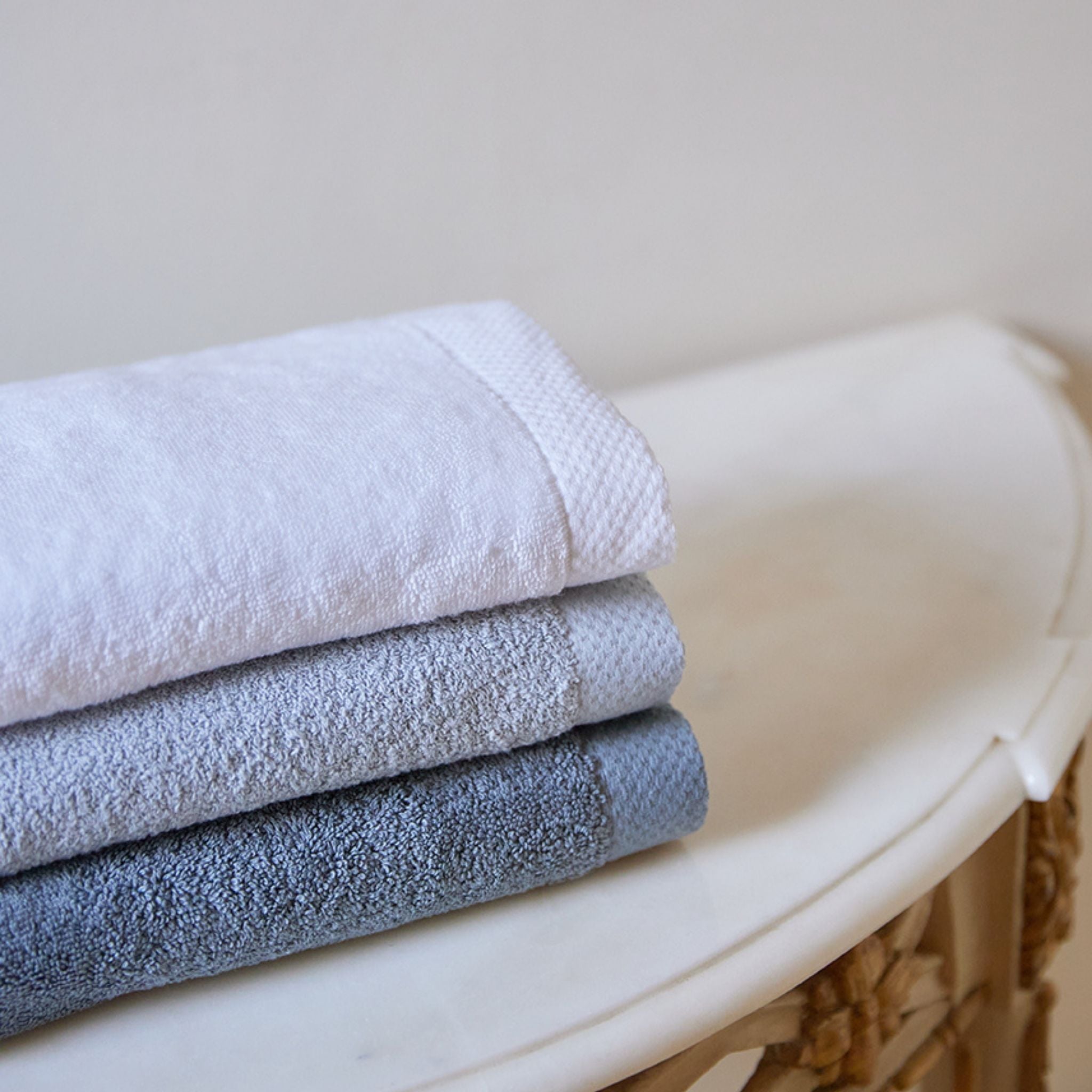torres-novas-bath-luxus-plain-bath-towel-white-lifestyle-9_afc4e4c1-ac2f-44fa-9fd4-b65d95d3045a.jpg