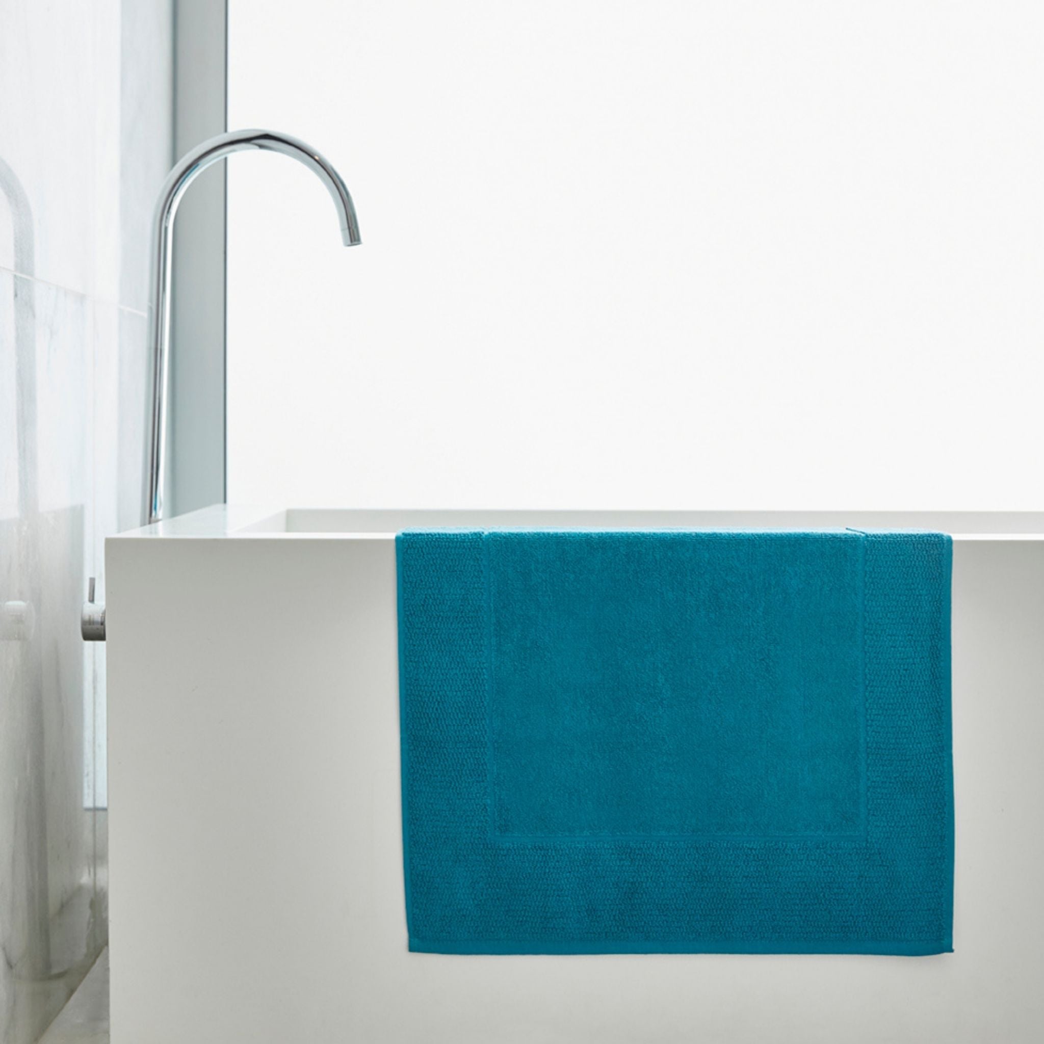 torres-novas-bath-mats-plain-bath-mat-petroleum-blue-lifestyle-3.jpg