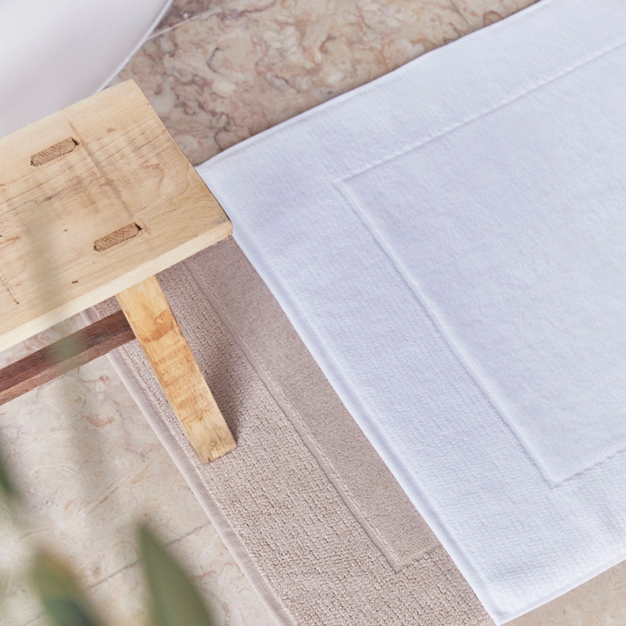 torres-novas-bath-mats-plain-bath-mat-white-lifestyle-1.jpg