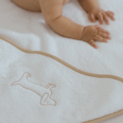 Serviette pour bébé Mira avec broderie