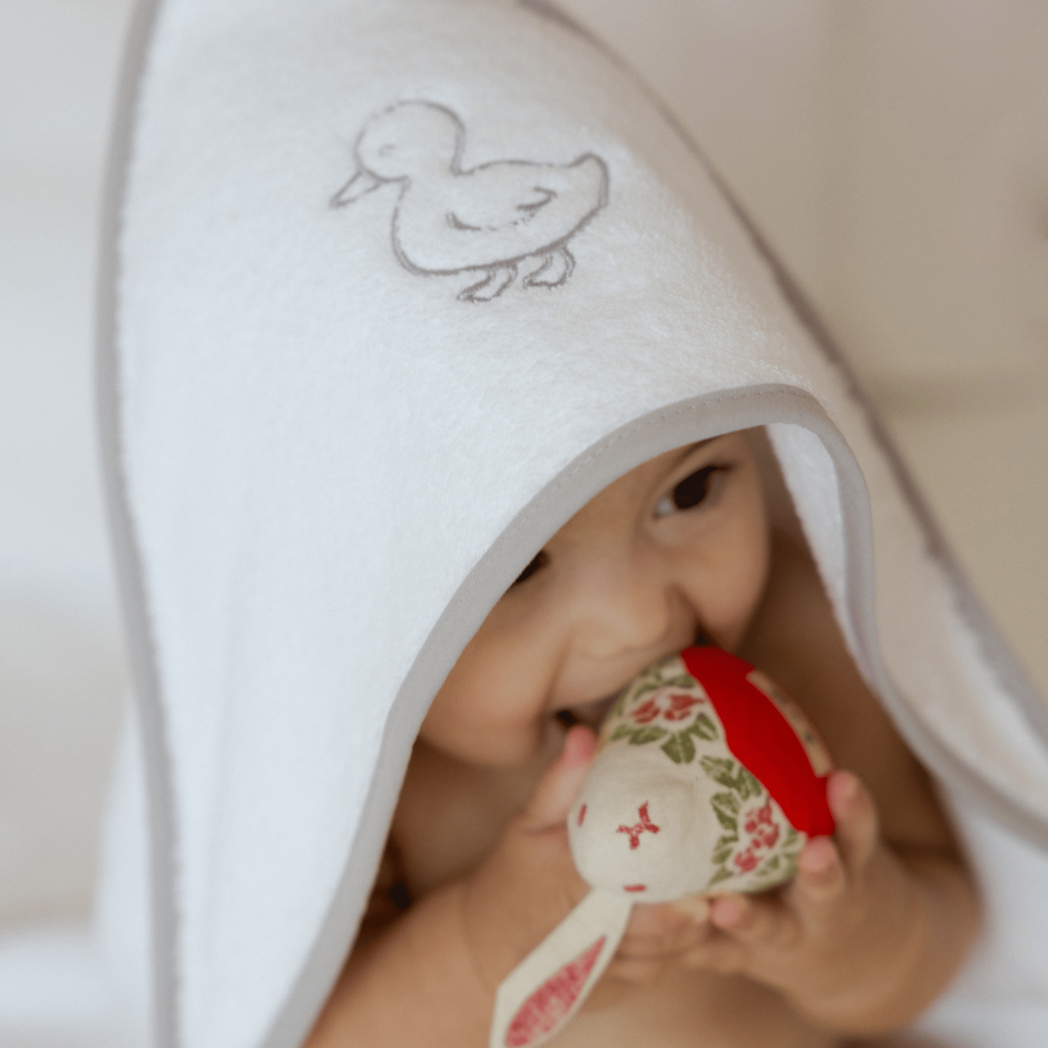 Serviette pour bébé Mira avec broderie