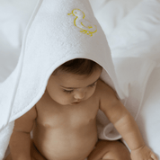 Serviette pour bébé Mira avec broderie