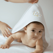 Serviette pour bébé Mira avec broderie