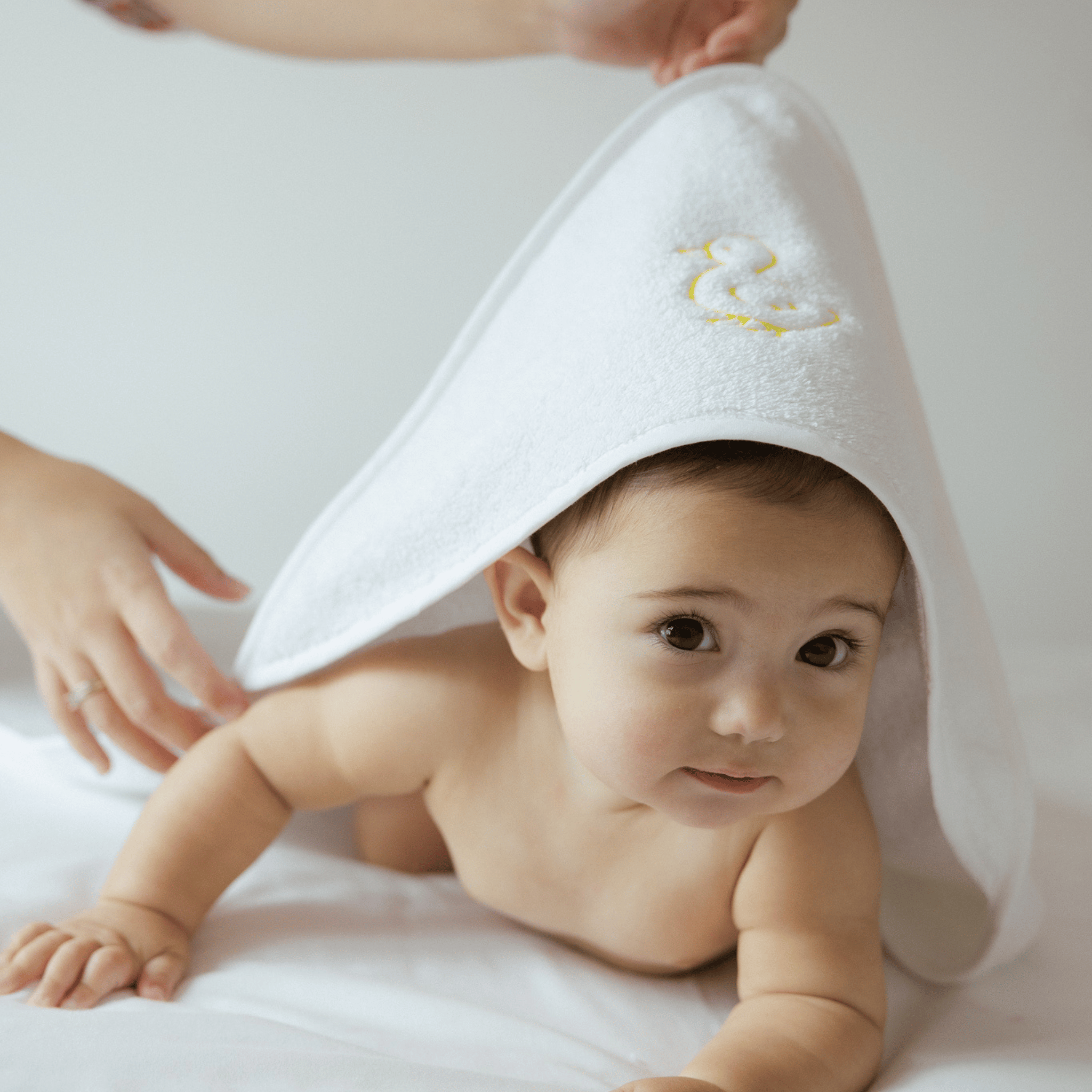 Serviette pour bébé Mira avec broderie
