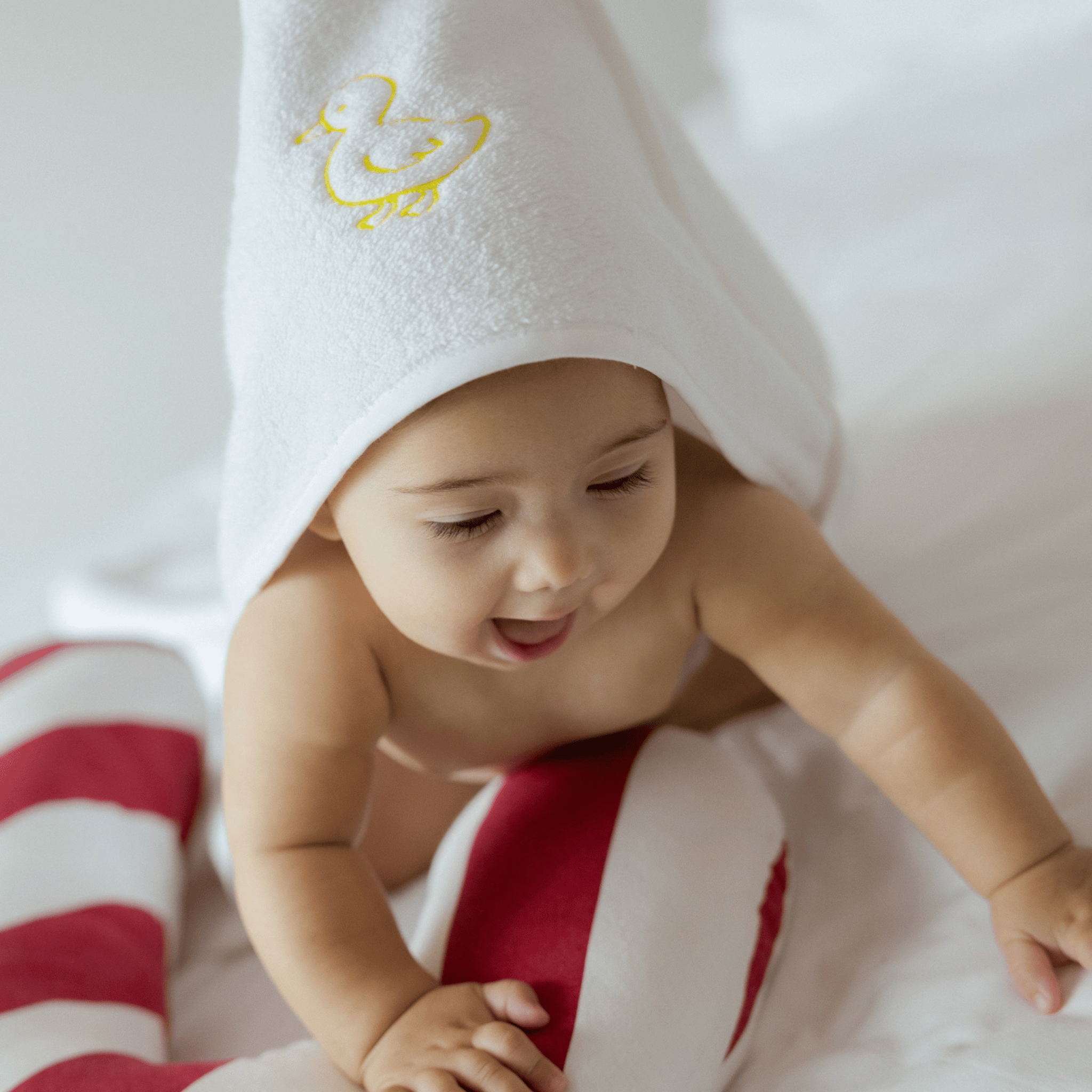 Serviette pour bébé Mira avec broderie