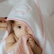 Serviette pour bébé Mira avec broderie