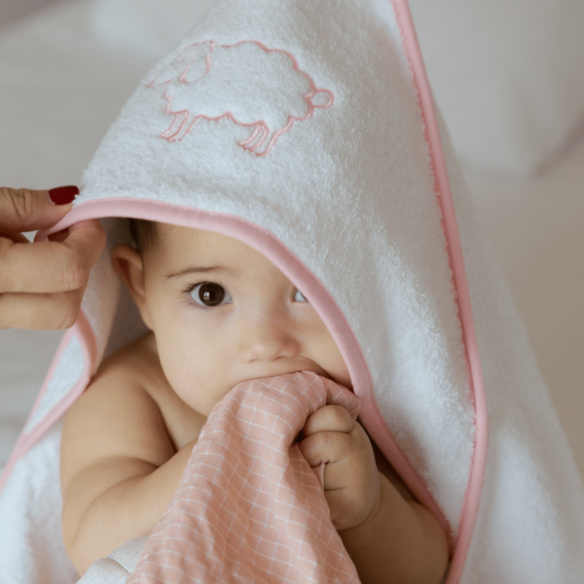 Serviette pour bébé Mira avec broderie