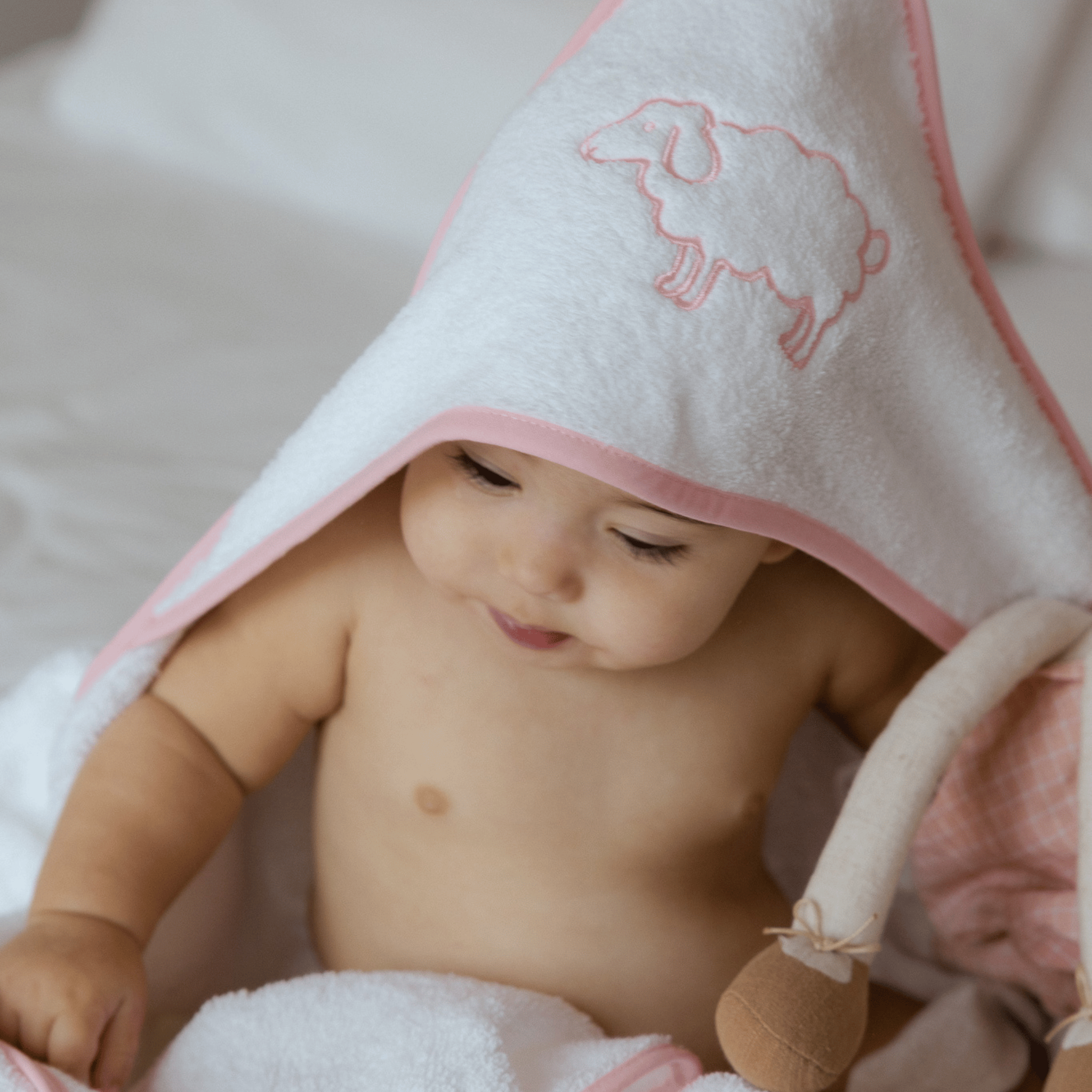 Serviette pour bébé Mira avec broderie