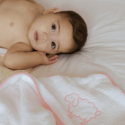 Serviette pour bébé Mira avec broderie
