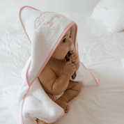 Serviette pour bébé Mira avec broderie