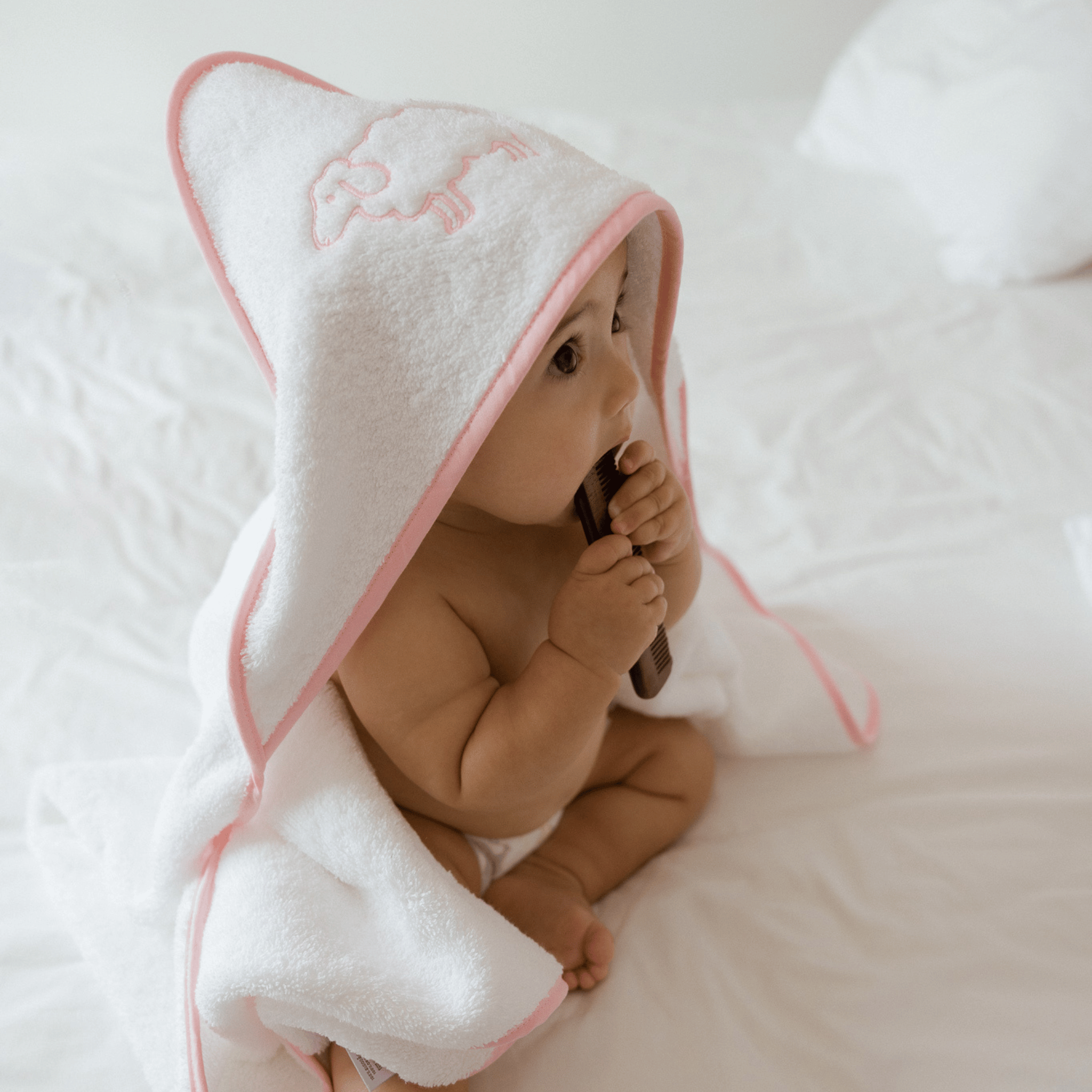 Serviette pour bébé Mira avec broderie