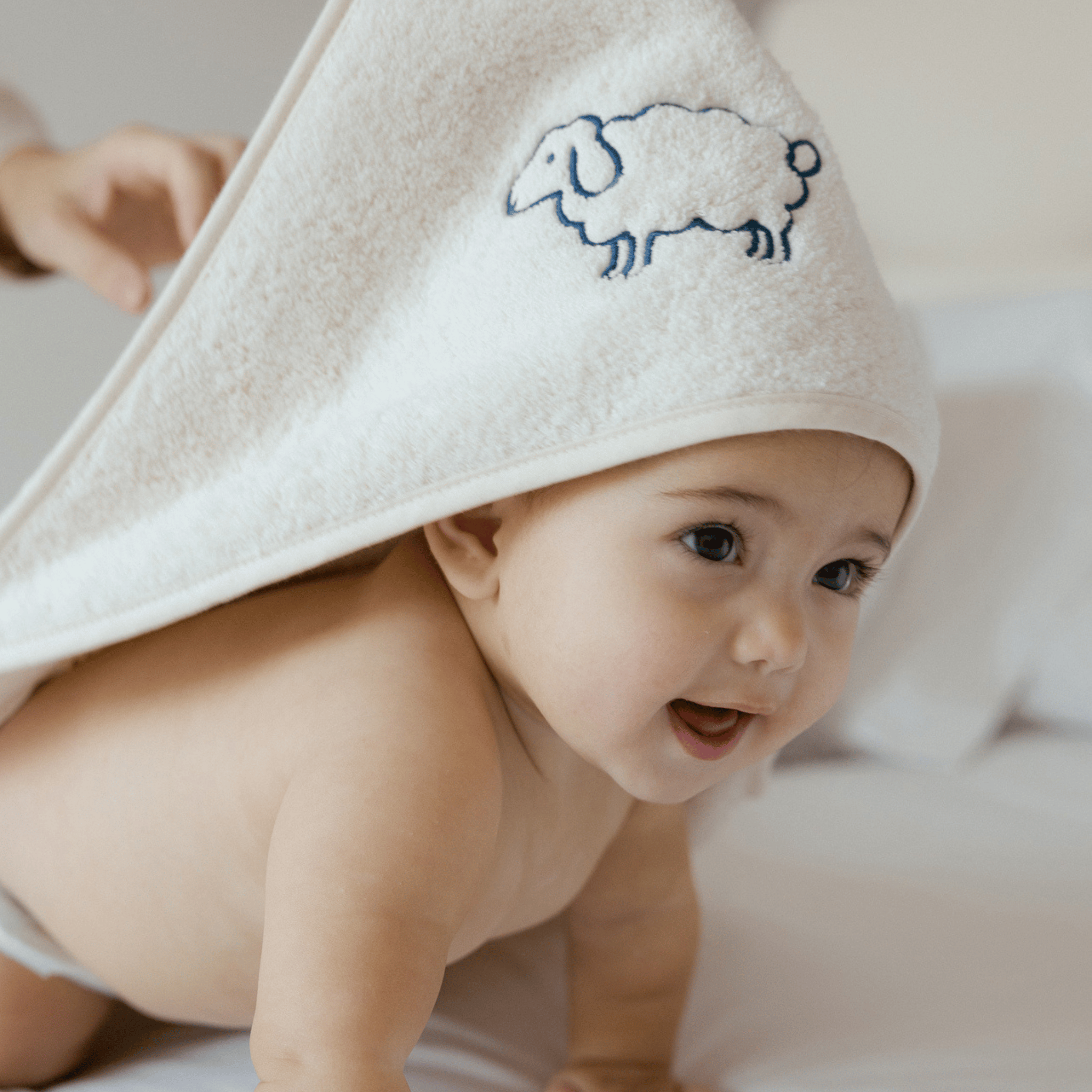 Serviette pour bébé Mira avec broderie