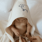 Serviette pour bébé Mira avec broderie
