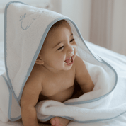 Serviette pour bébé Mira avec broderie