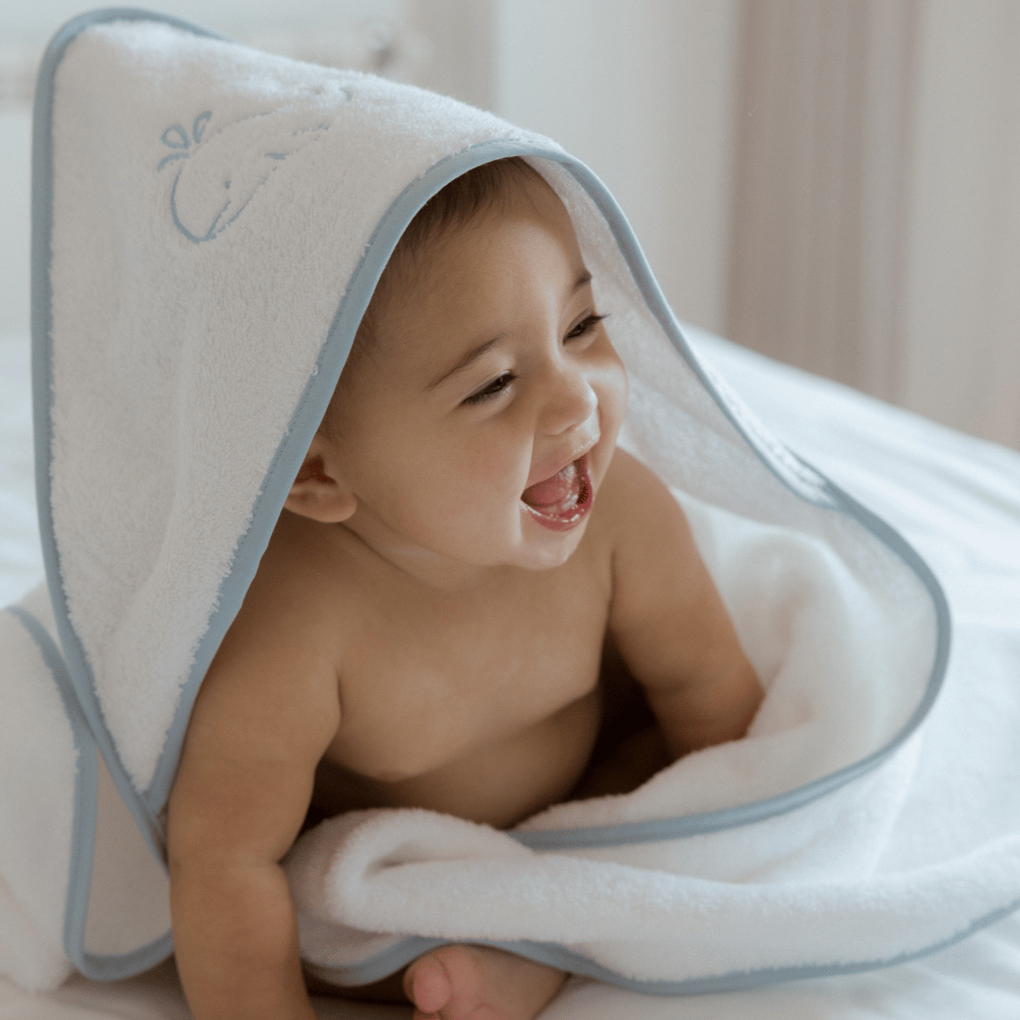 Serviette pour bébé Mira avec broderie