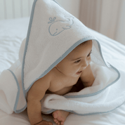 Serviette pour bébé Mira avec broderie