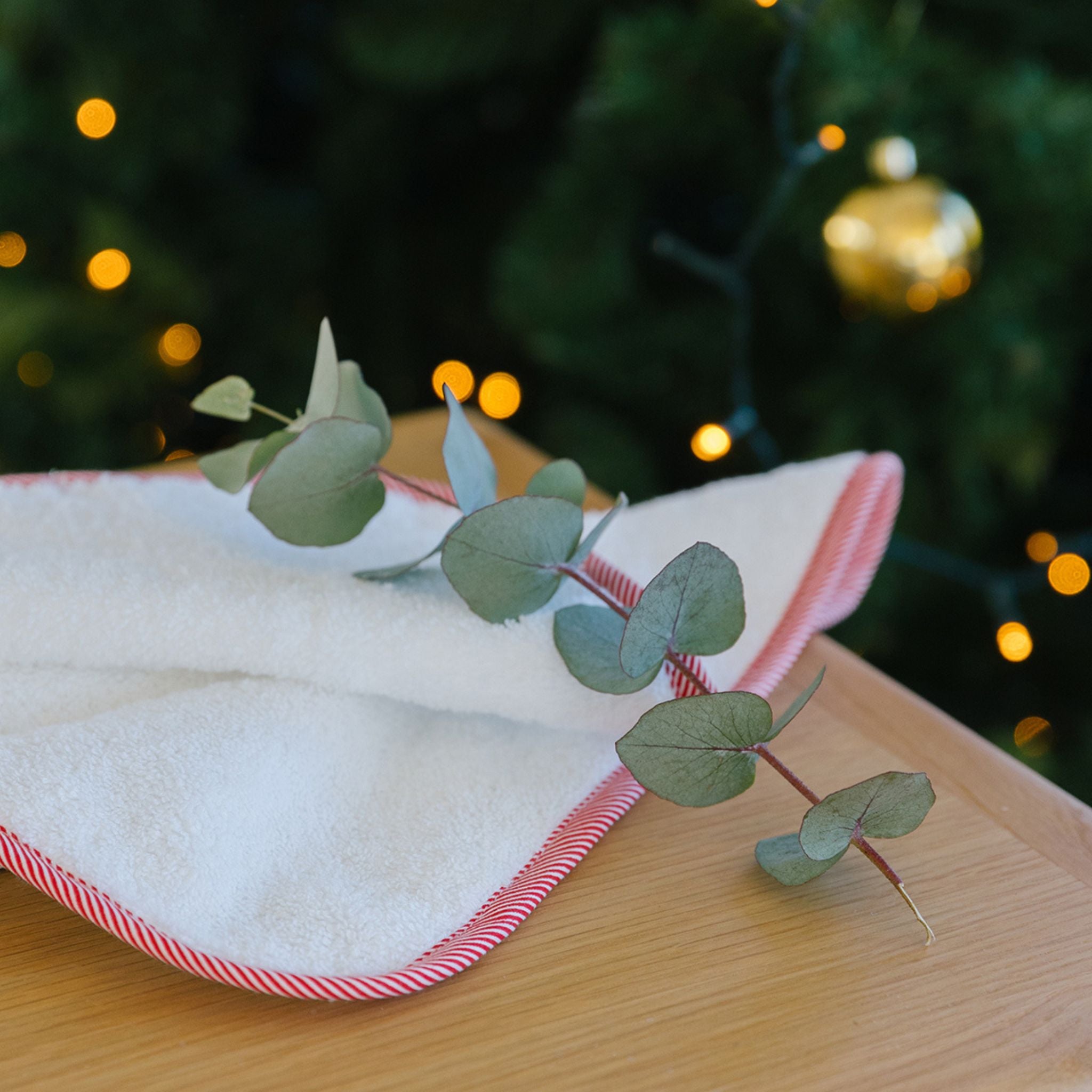 torres-novas-bath-mira-plain-face-towel-candy-cane-lifestyle-1.jpg