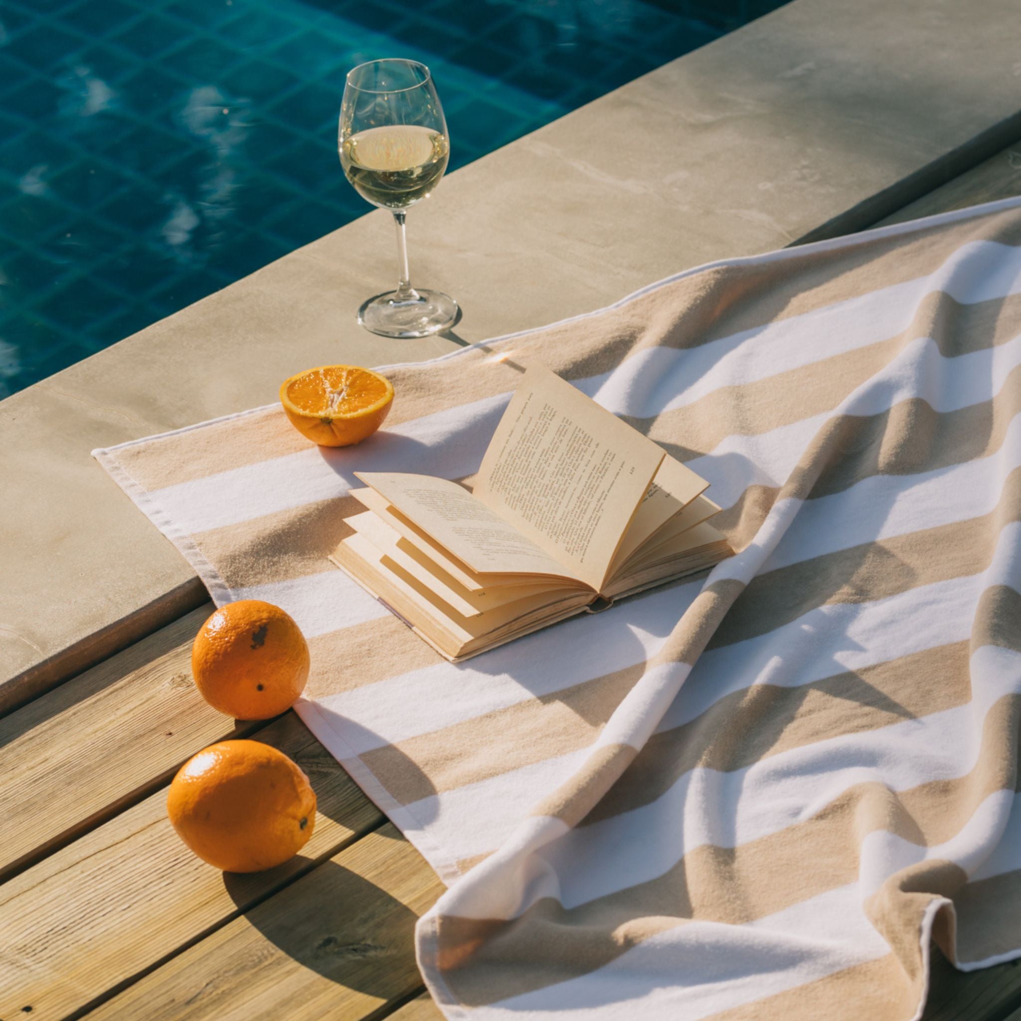 torres-novas-beach-gibalta-vertical-stripes-towel-beige-lifestyle-1.jpg
