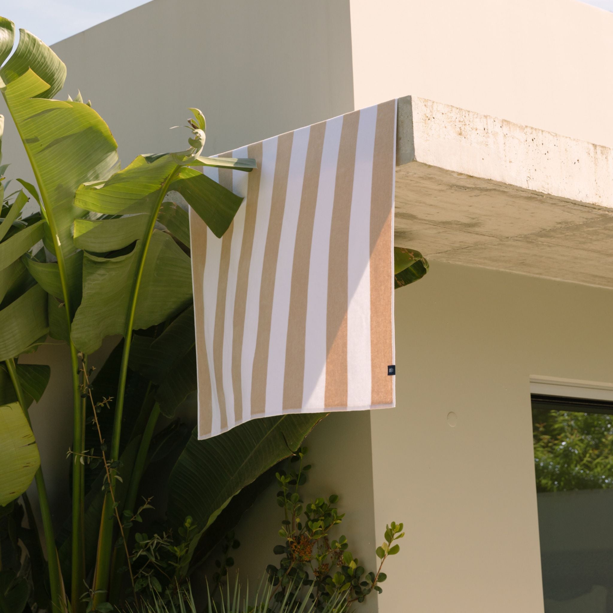 torres-novas-beach-gibalta-vertical-stripes-towel-beige-lifestyle-3.jpg