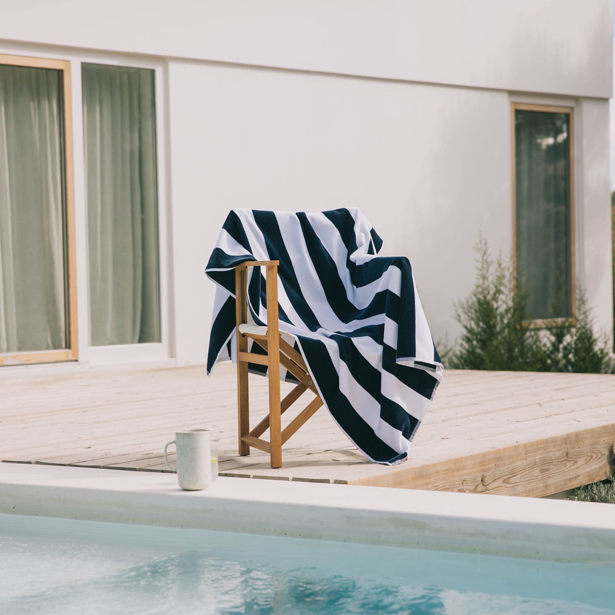 torres-novas-beach-gibalta-vertical-stripes-towel-navy-blue-lifestyle-2_42f0806e-10e3-445a-9733-2dd8e95dd1e5.jpg
