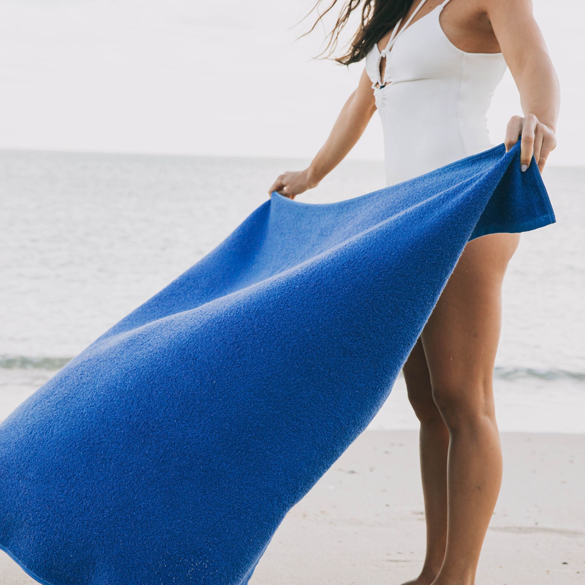 torres-novas-beach-mar-plain-towel-blue-flag-lifestyle-1.jpg