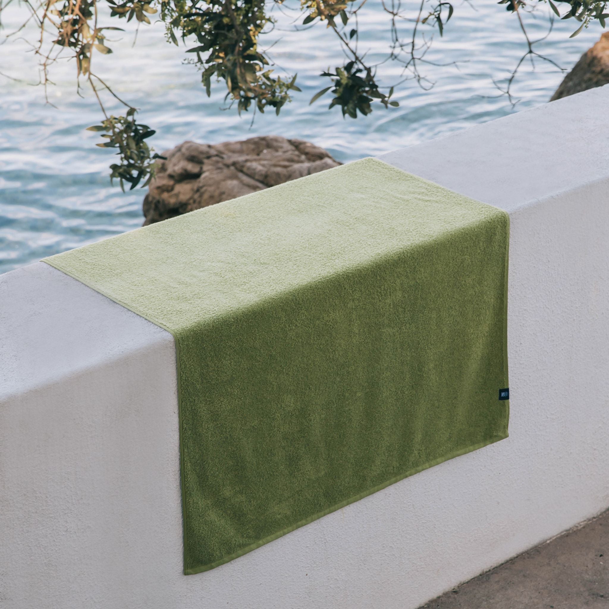 torres-novas-beach-mar-plain-towel-olive-drab-lifestyle-2.jpg