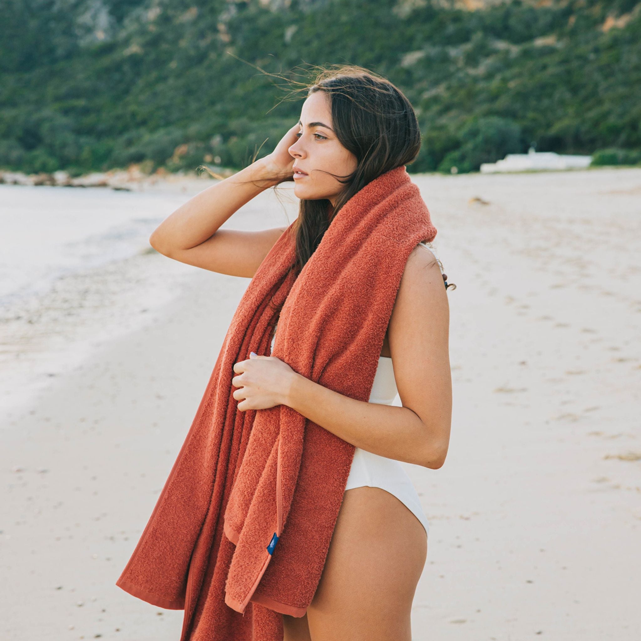 torres-novas-beach-mar-plain-towel-terracotta-lifestyle-1.jpg