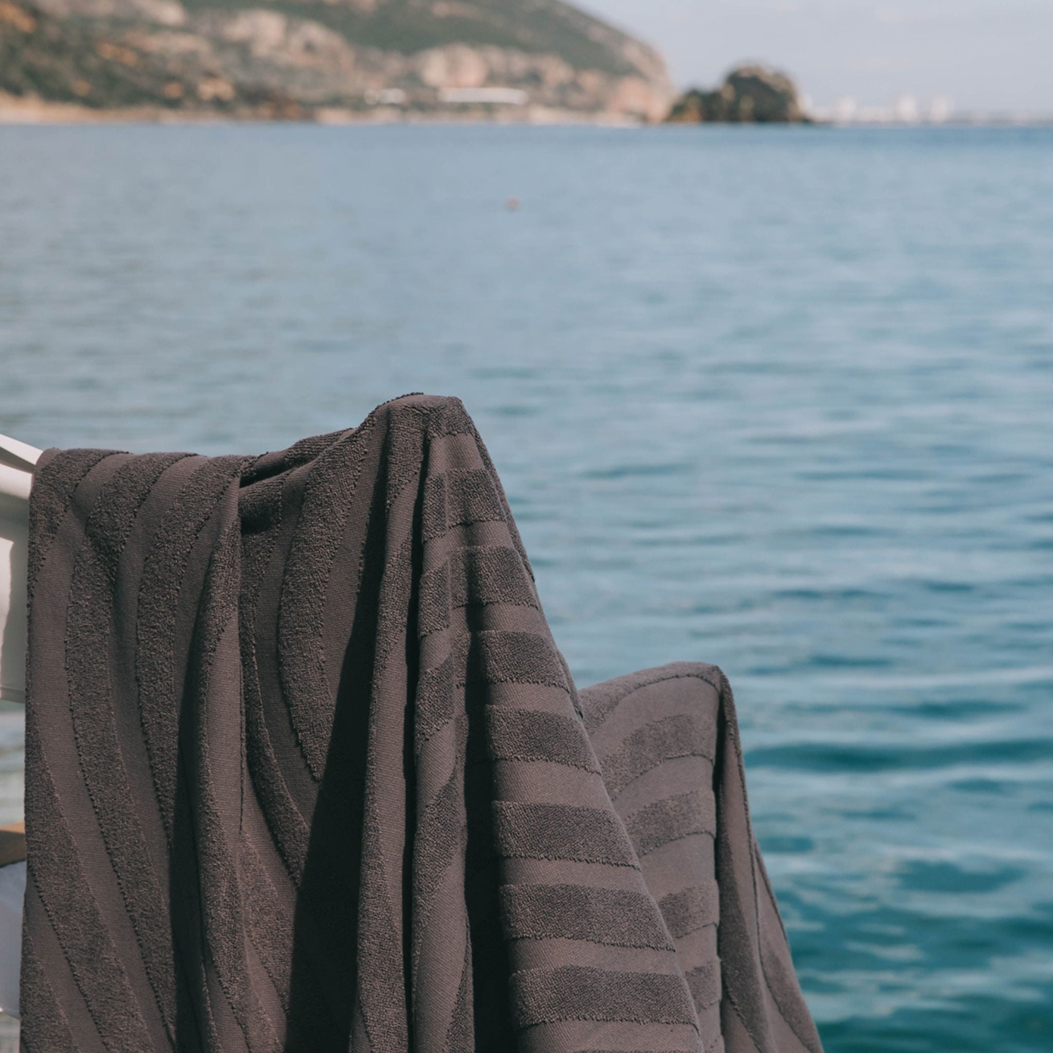 torres-novas-beach-mar-waves-towel-anthracite-lifestyle-1.jpg