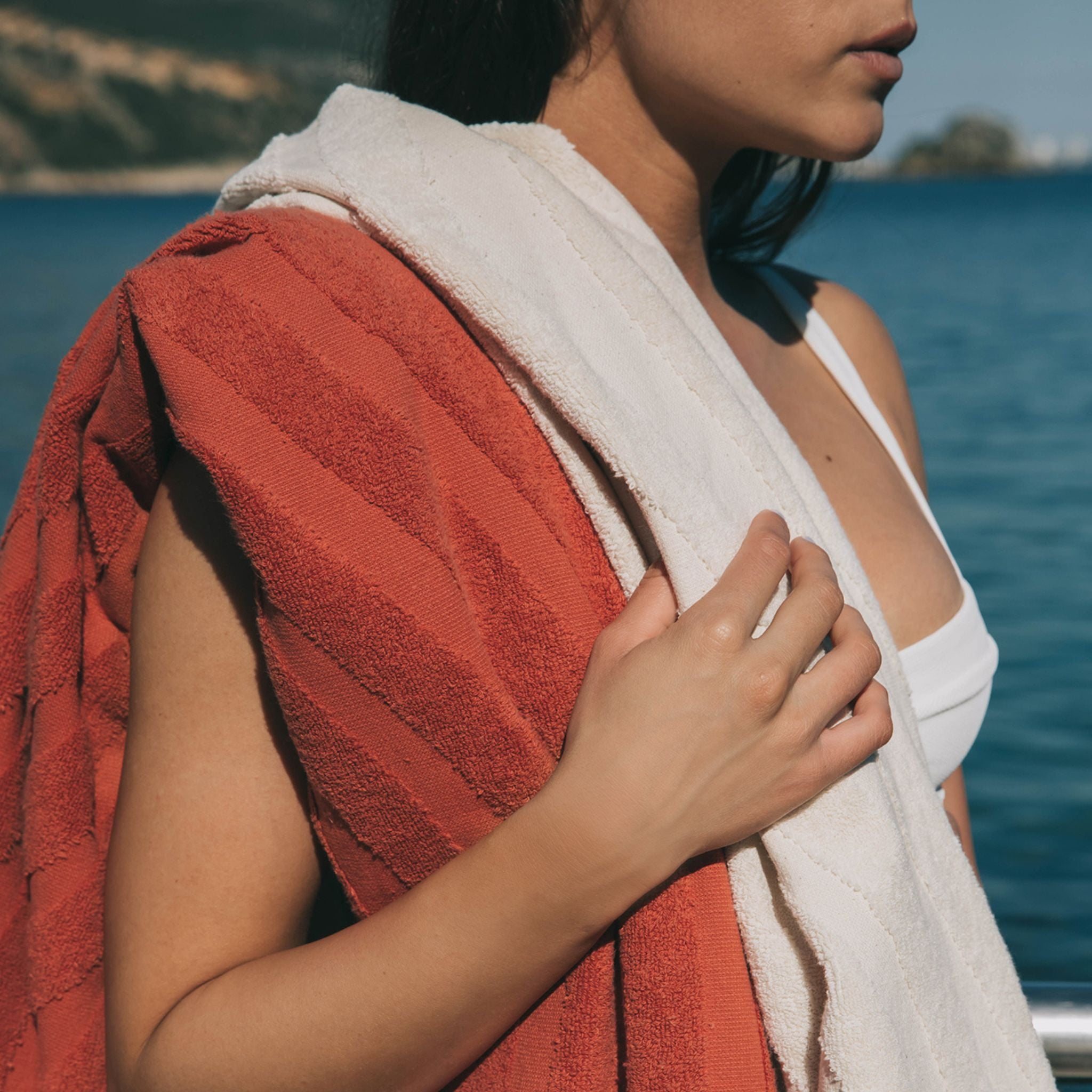 torres-novas-beach-mar-waves-towel-terracotta-lifestyle-2.jpg