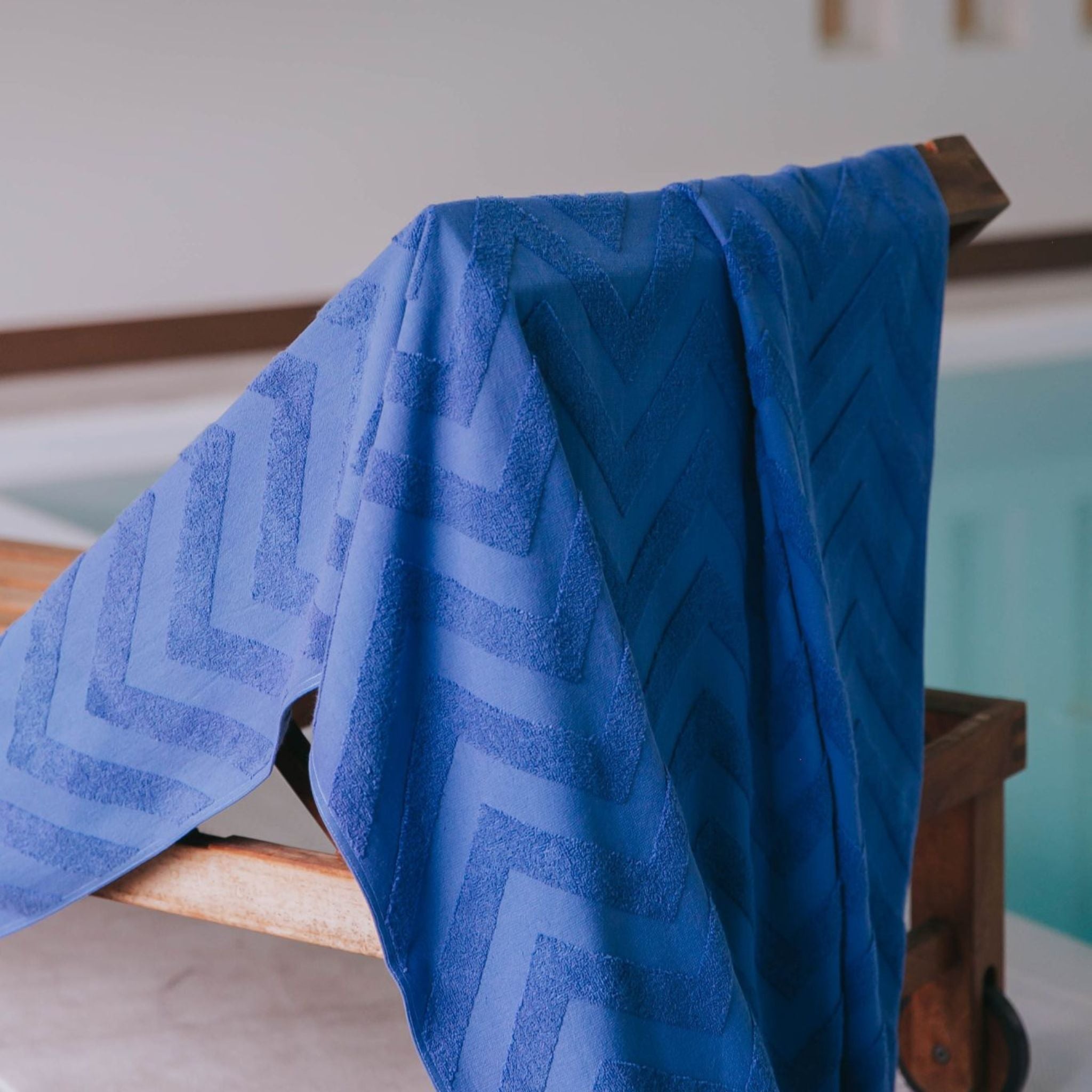 torres-novas-beach-mar-zigzag-towel-blue-flag-lifestyle-2.jpg