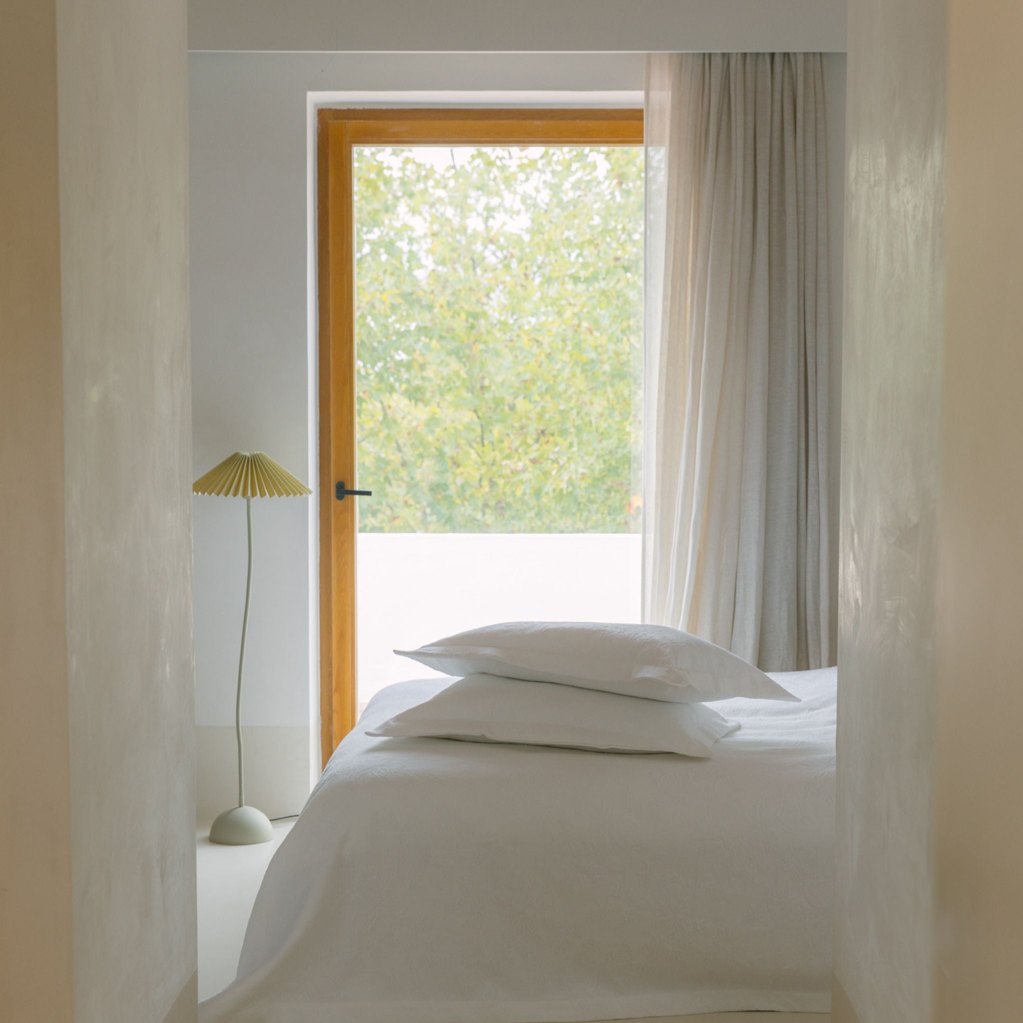 torres-novas-bed-belmonte-jacquard-bedspreads-white-lifestyle-1.jpg