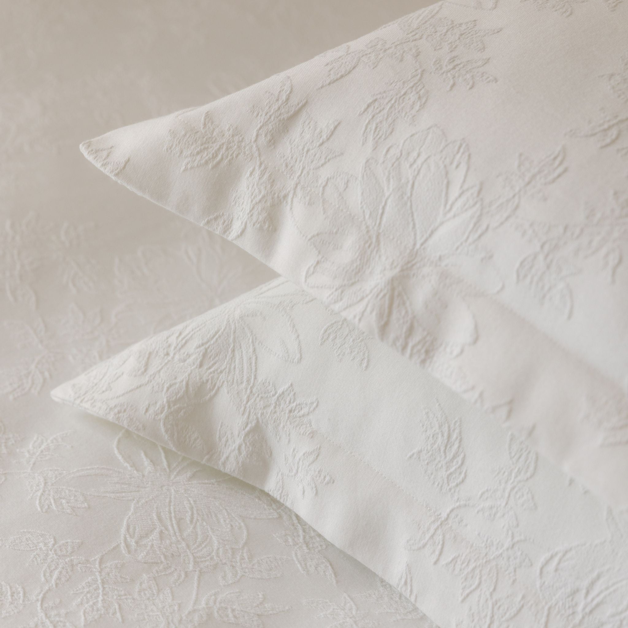 torres-novas-bed-belmonte-jacquard-cushion-covers-white-lifestyle-6.jpg