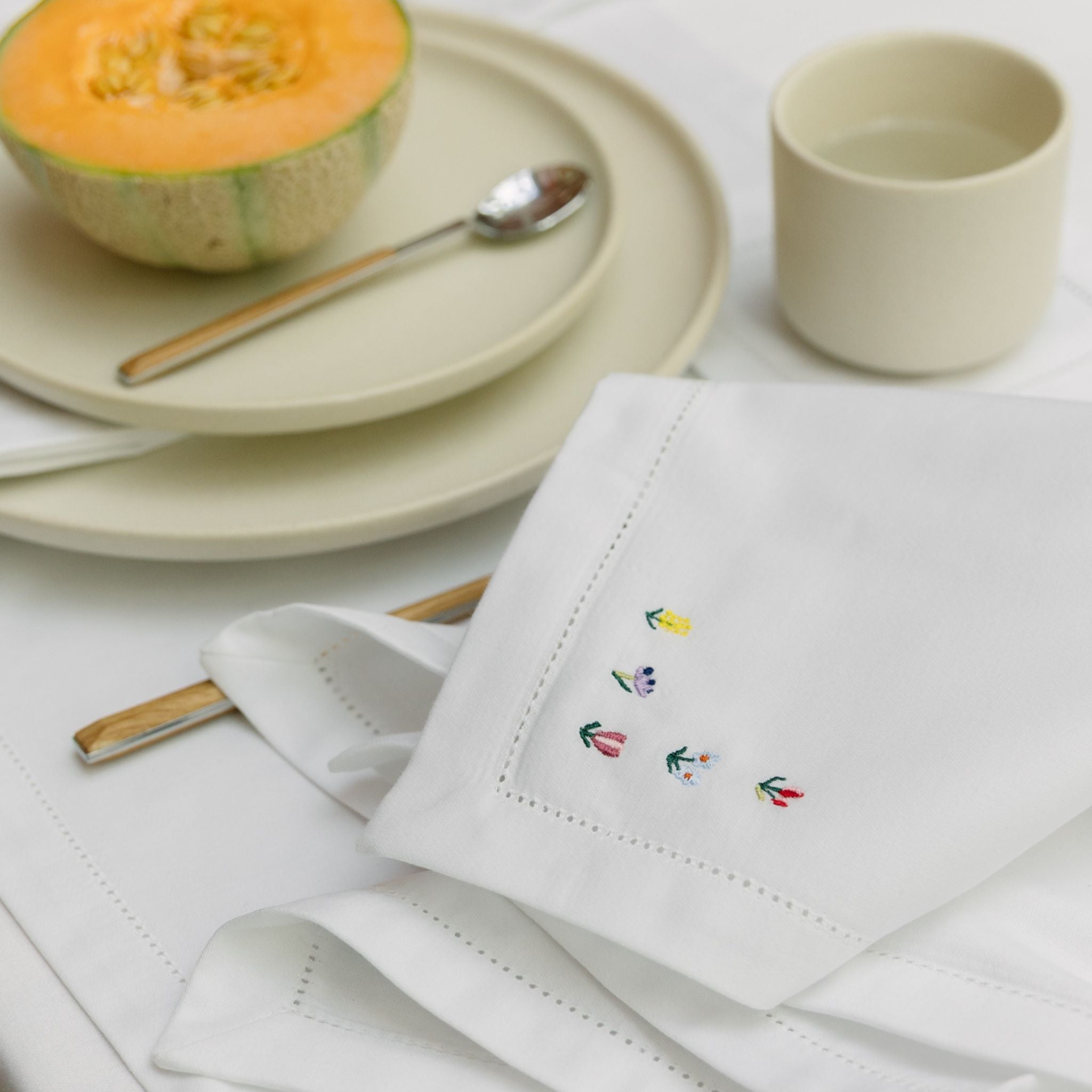 torres-novas-table-mafra-cotton-embroidery-flowers-napkin-white-lifestyle-1.jpg