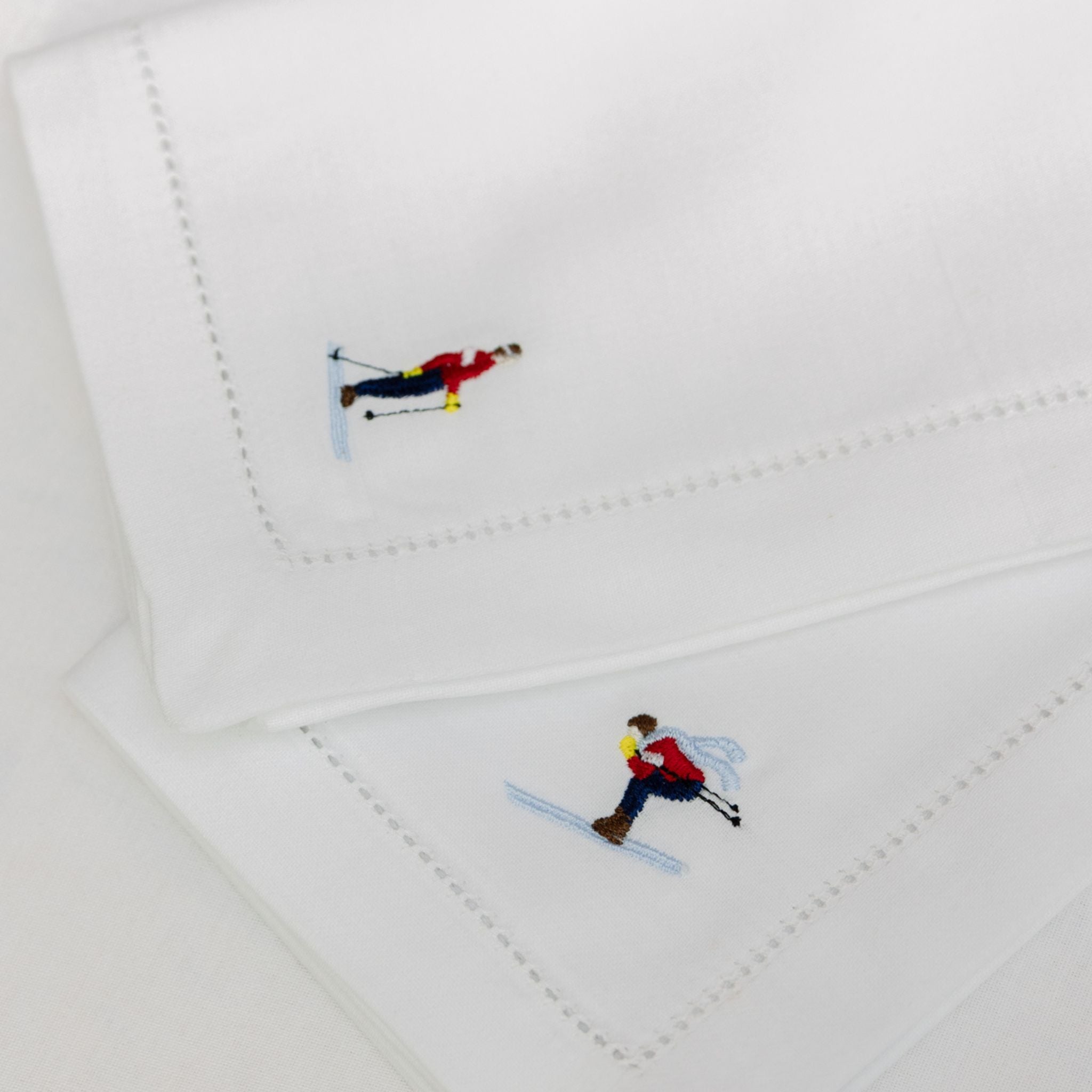 torres-novas-table-mafra-cotton-embroidery-retro-napkin-skiers-lifestyle-1.jpg