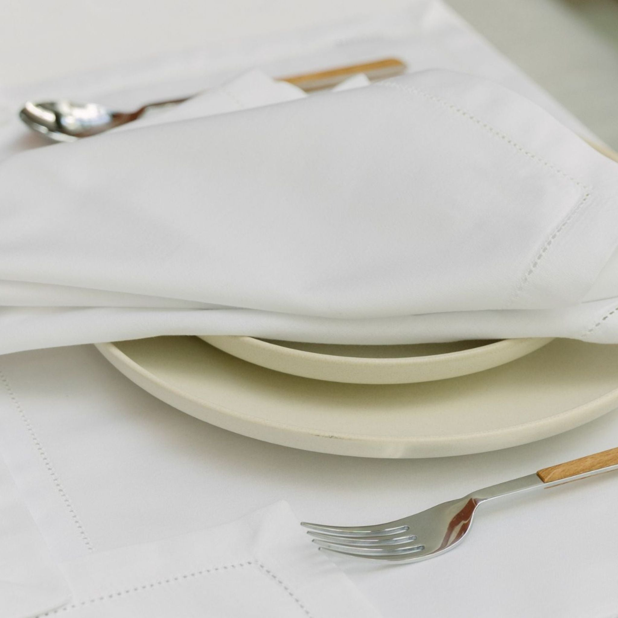 torres-novas-table-mafra-cotton-plain-napkin-white-lifestyle-5.jpg
