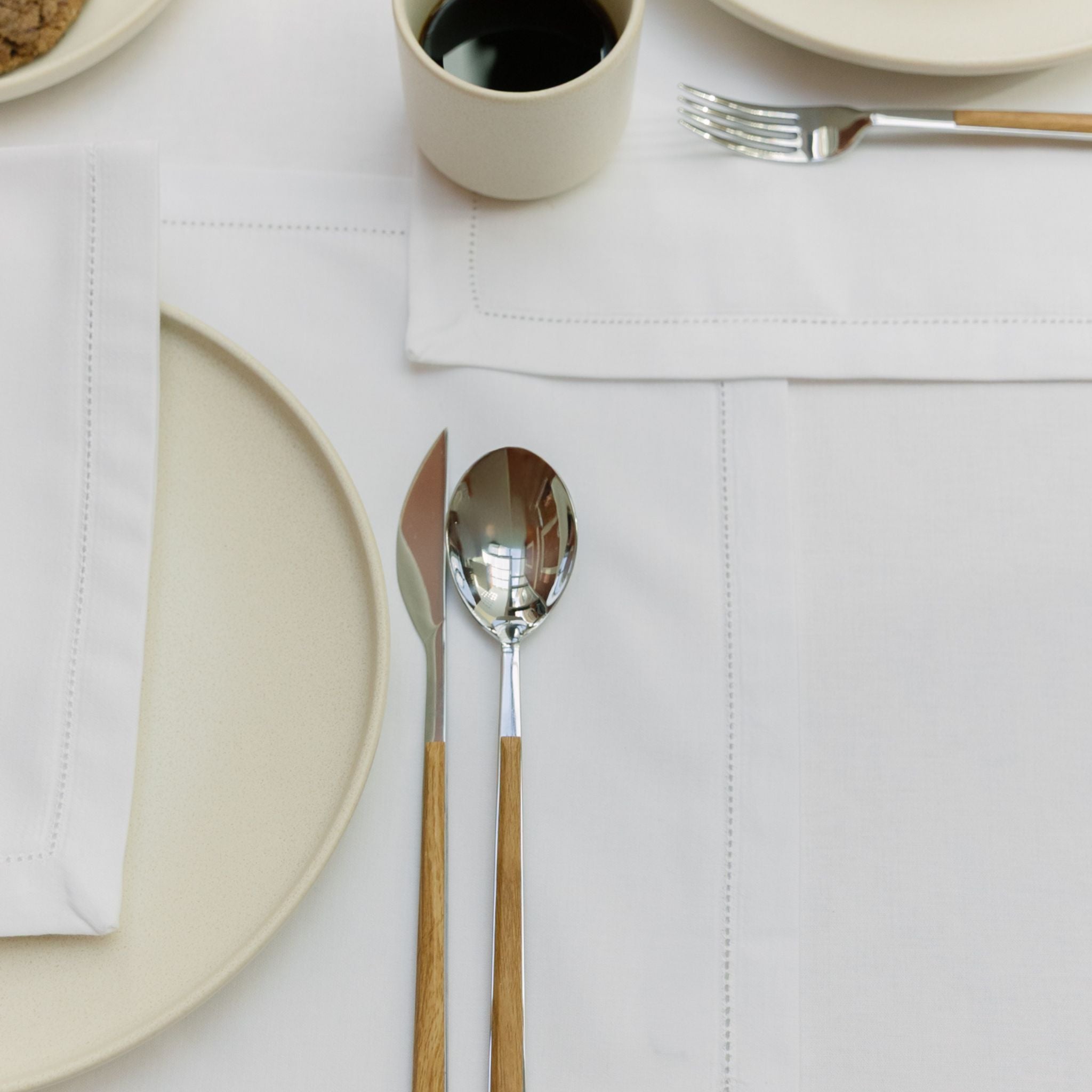 torres-novas-table-mafra-cotton-plain-placemat-white-lifestyle-8.jpg