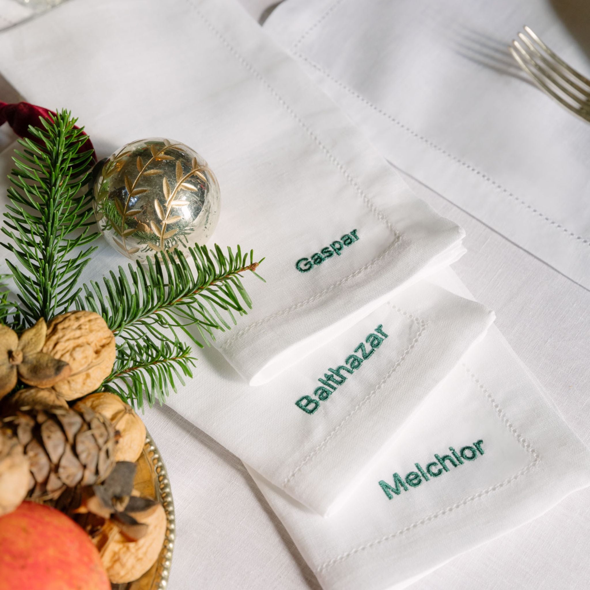 torres-novas-table-mafra-embroidery-personalized-napkin-white-lifestyle-13.jpg