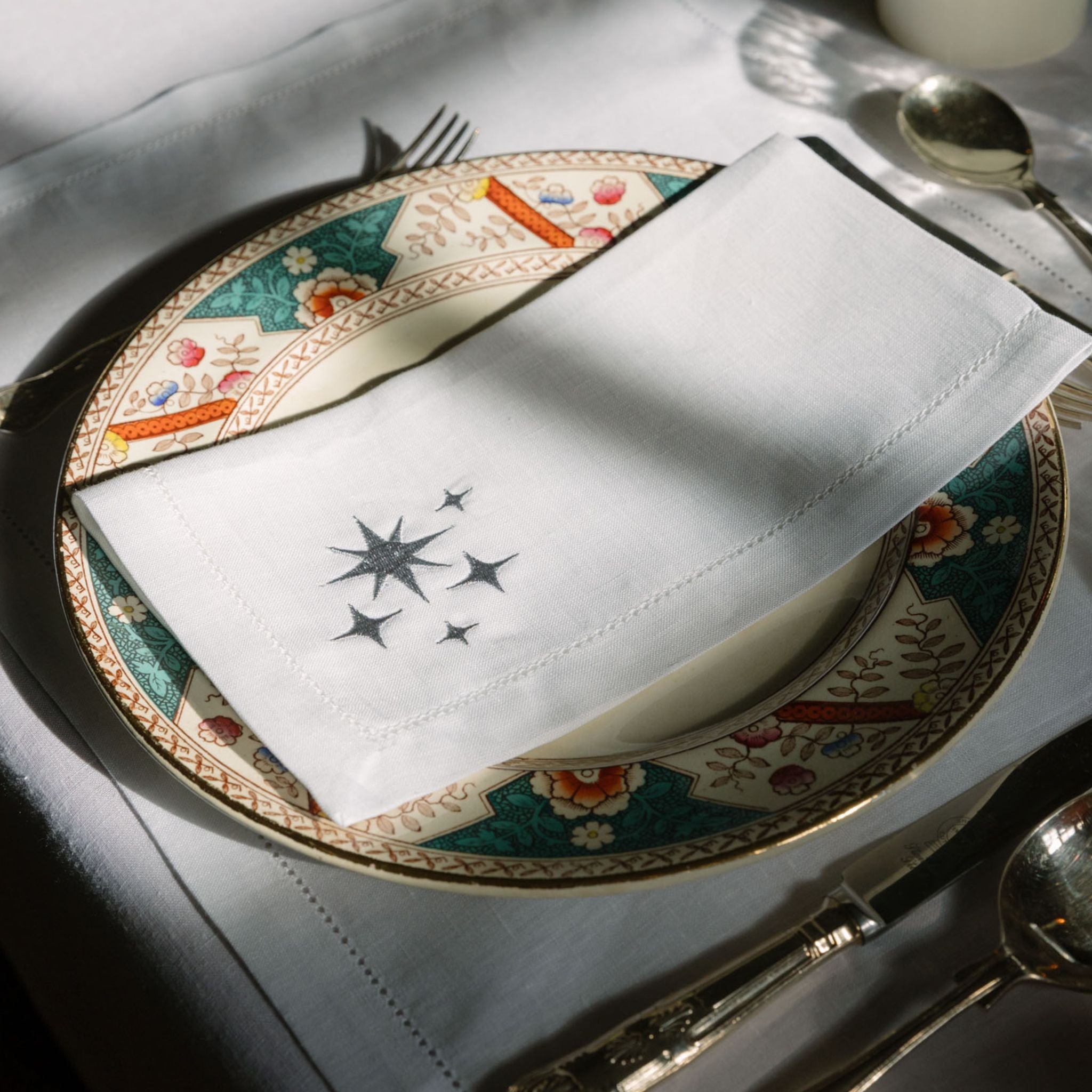 Ropa de mesa Mafra con bordado navideño